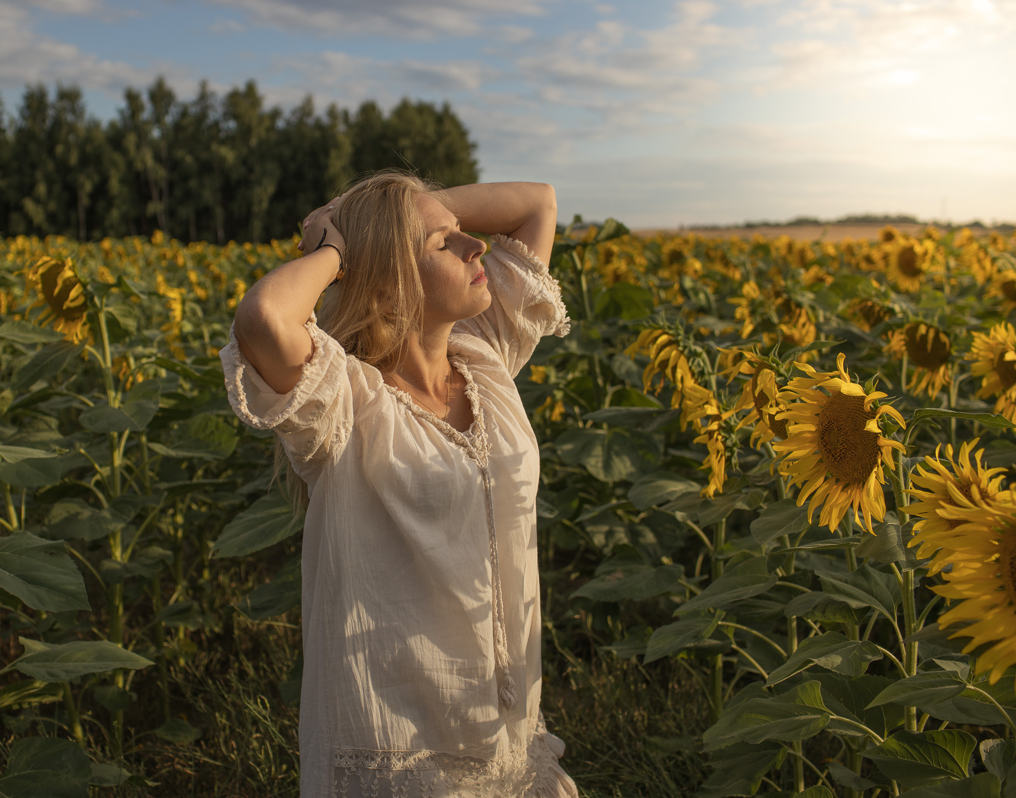 Oksana w słoneczniku. Fotografia dziecięca i rodzinna. Sesje portretowe - Wieluń