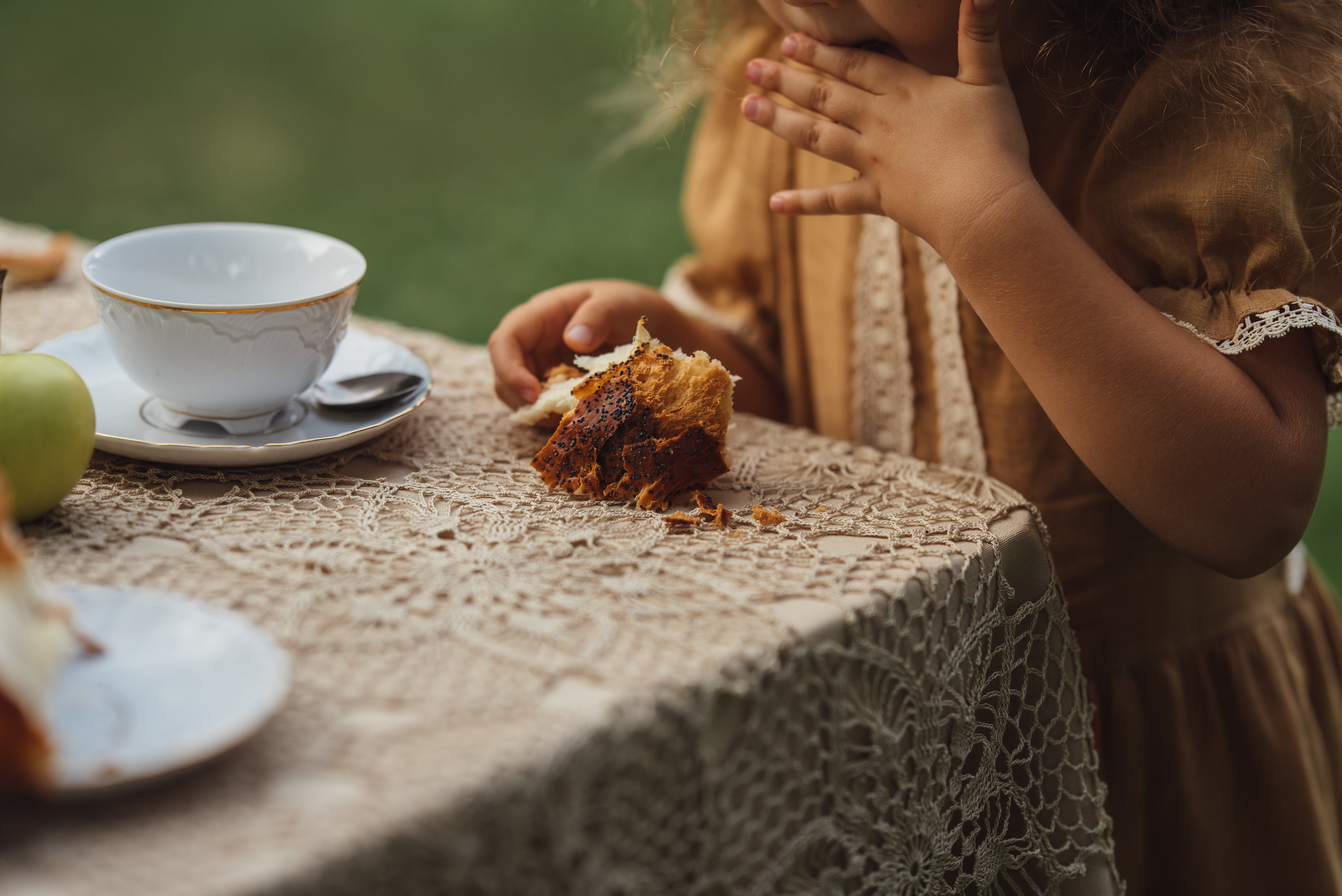 Tea Time in the Garden. Tatiana Malysheva — family photographer and videographer in Valencia, Spain
