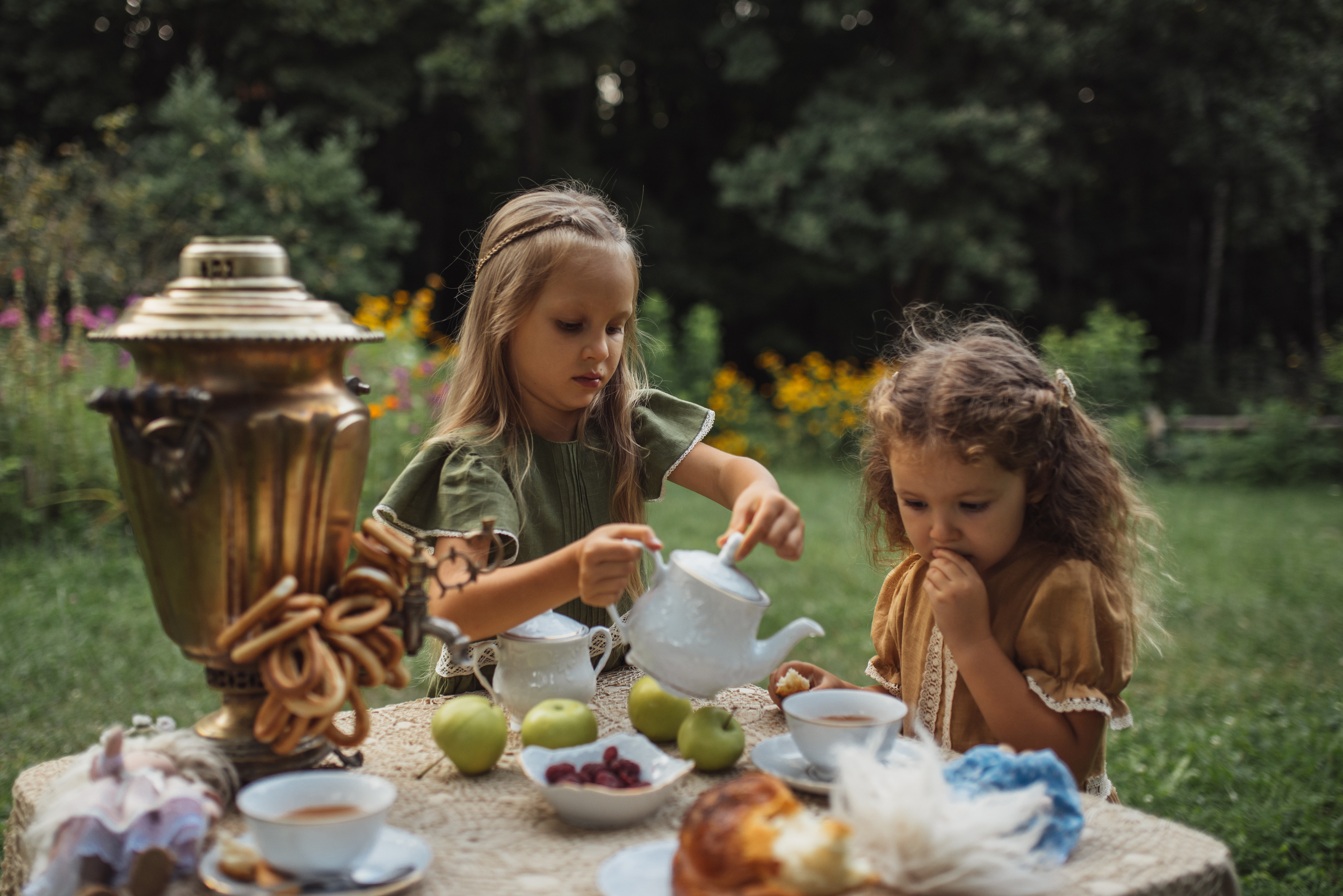 Tea Time in the Garden. Tatiana Malysheva — family photographer and videographer in Valencia, Spain