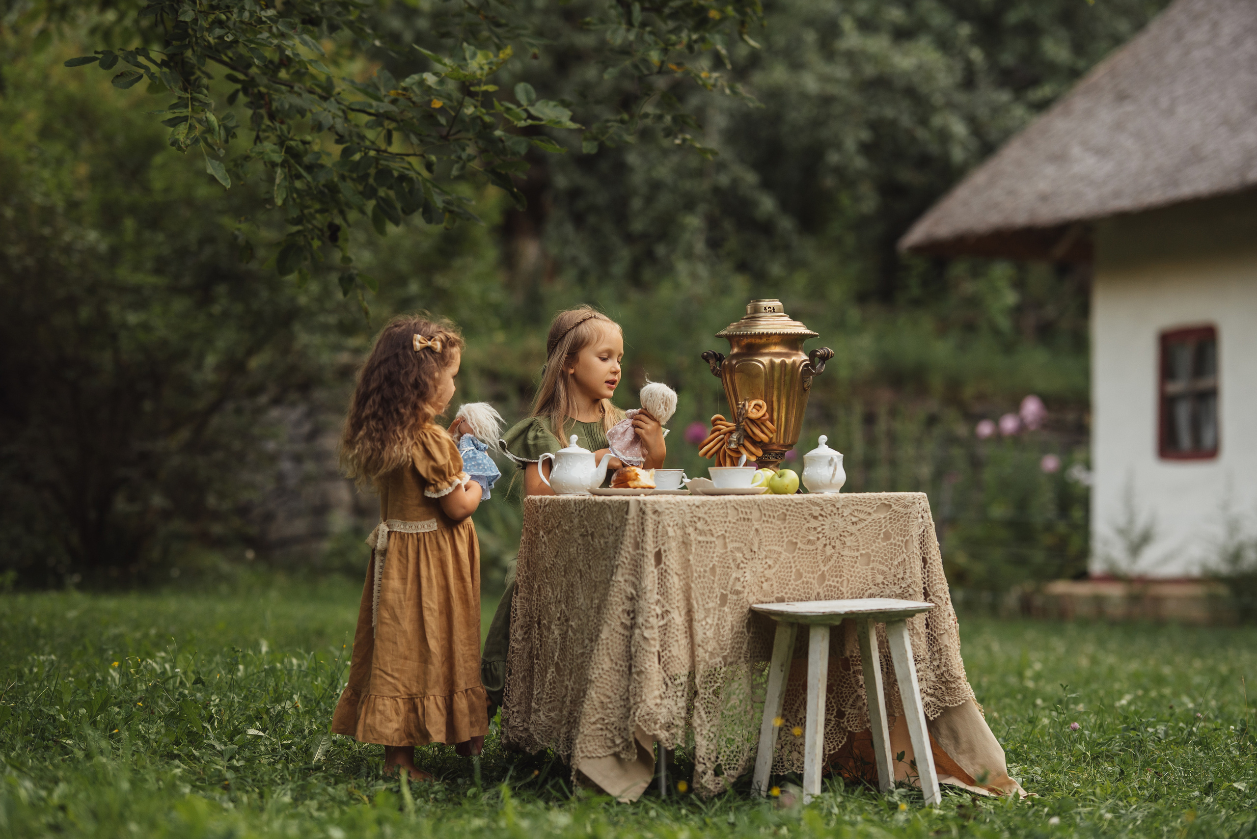 Tea Time in the Garden. Tatiana Malysheva — family photographer and videographer in Valencia, Spain