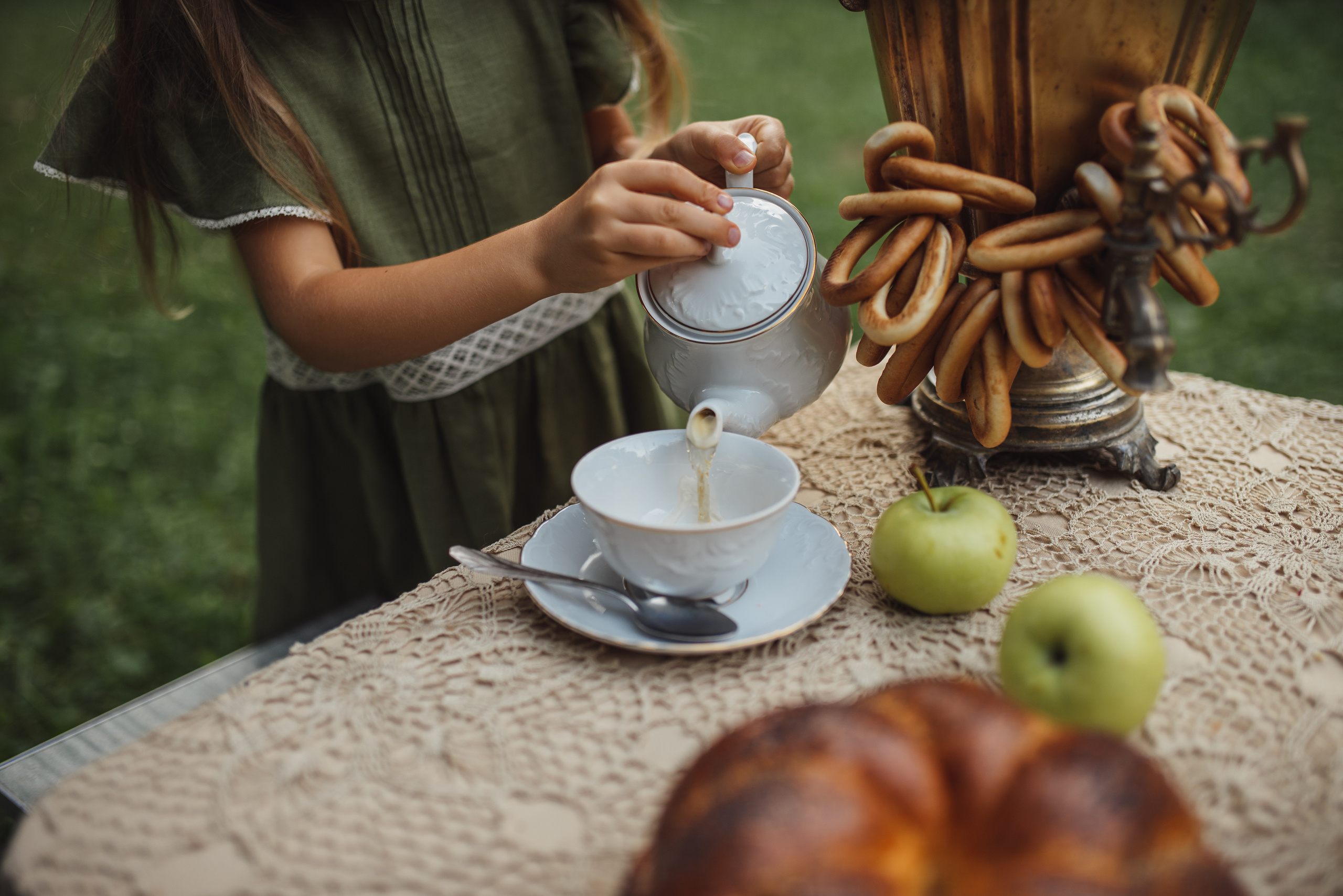 Tea Time in the Garden. Tatiana Malysheva — family photographer and videographer in Valencia, Spain