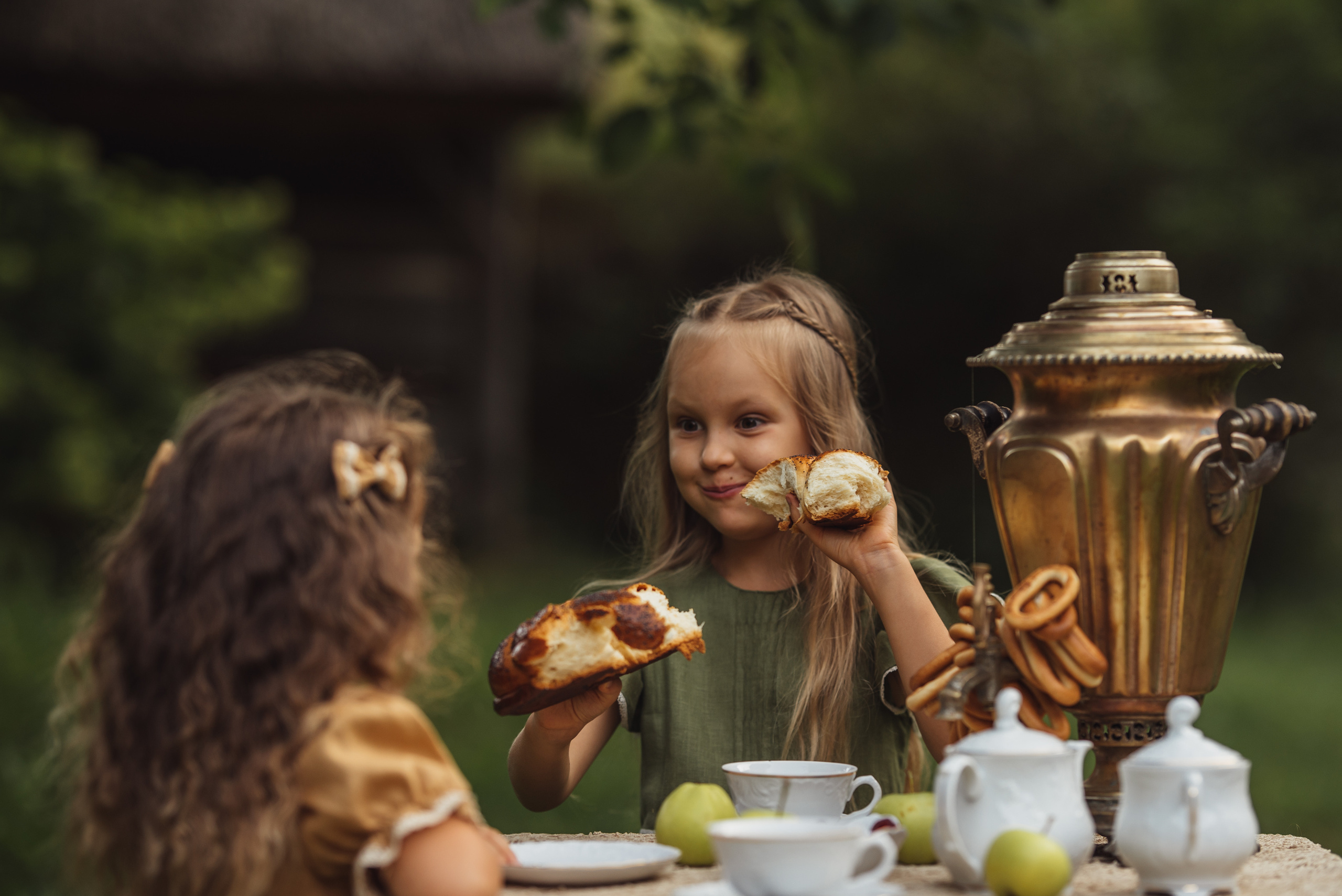 Tea Time in the Garden. Tatiana Malysheva — family photographer and videographer in Valencia, Spain