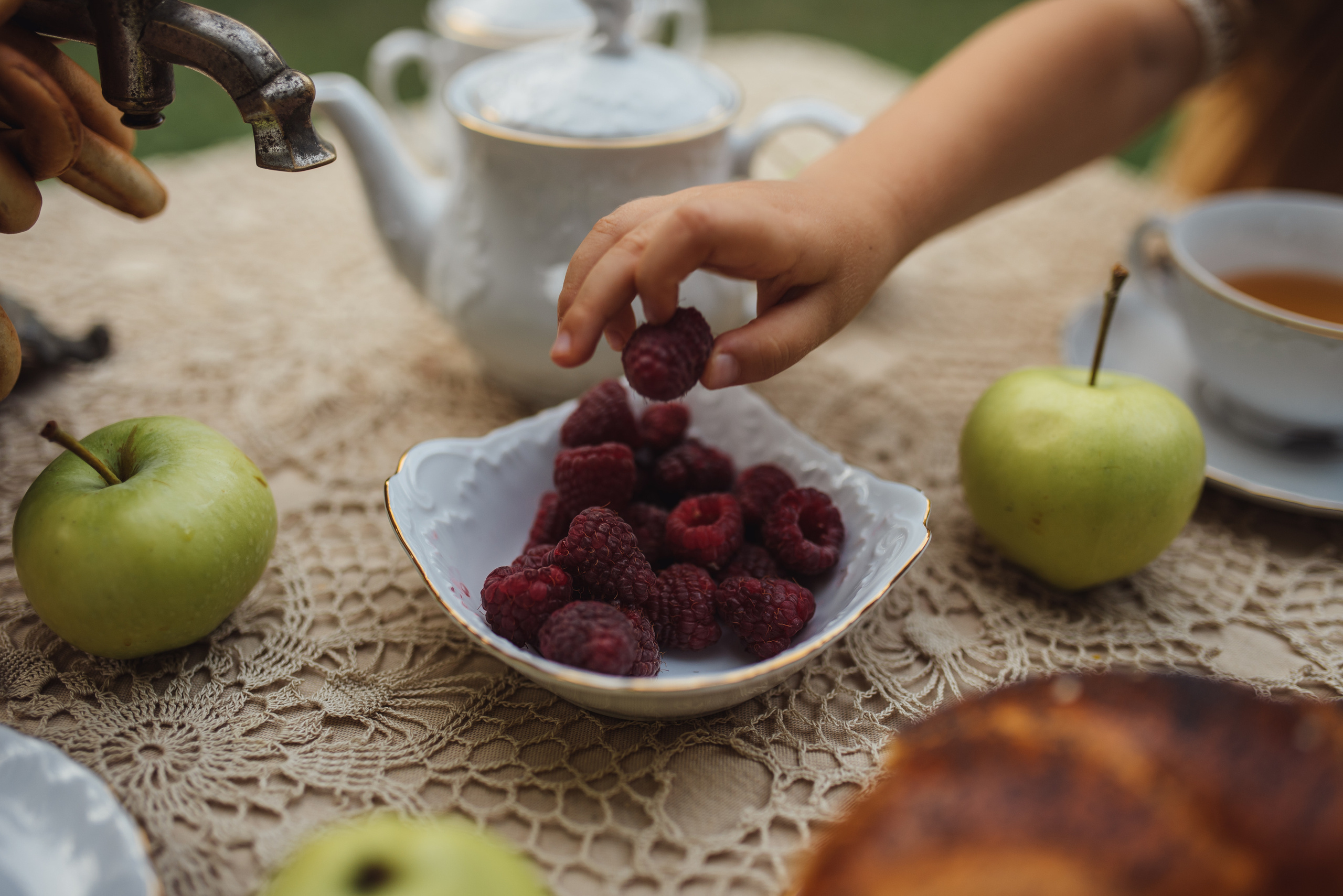 Tea Time in the Garden. Tatiana Malysheva — family photographer and videographer in Valencia, Spain