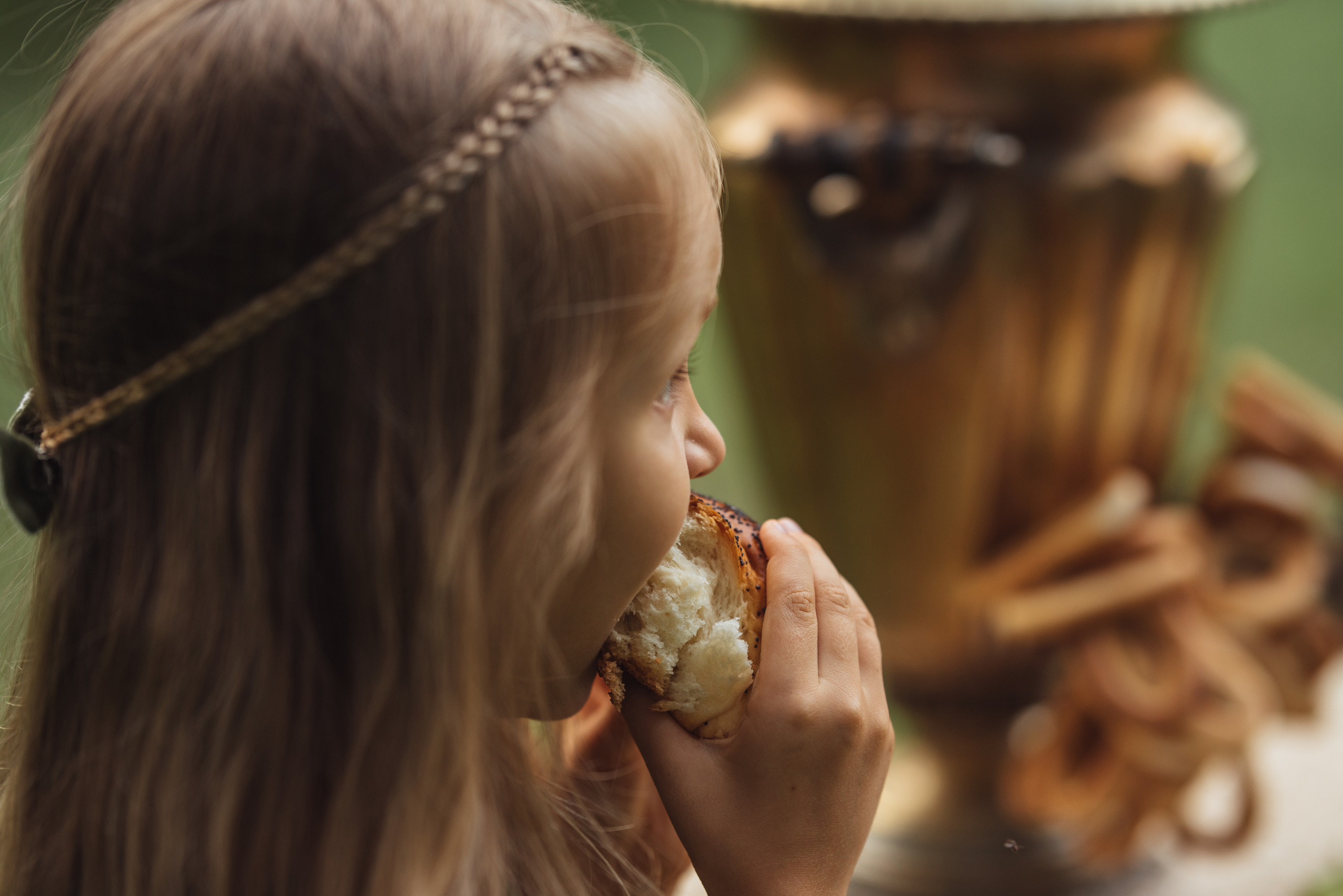 Tea Time in the Garden. Tatiana Malysheva — family photographer and videographer in Valencia, Spain