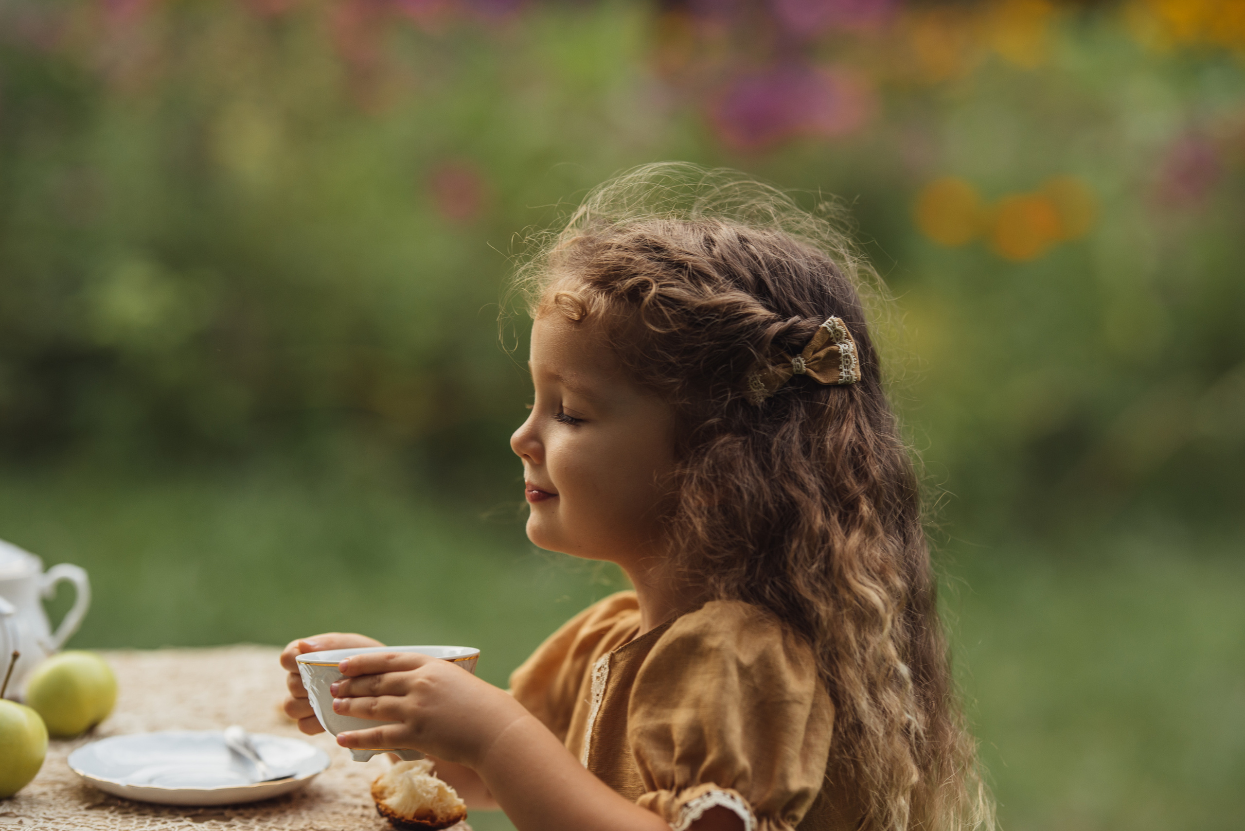 Tea Time in the Garden. Tatiana Malysheva — family photographer and videographer in Valencia, Spain