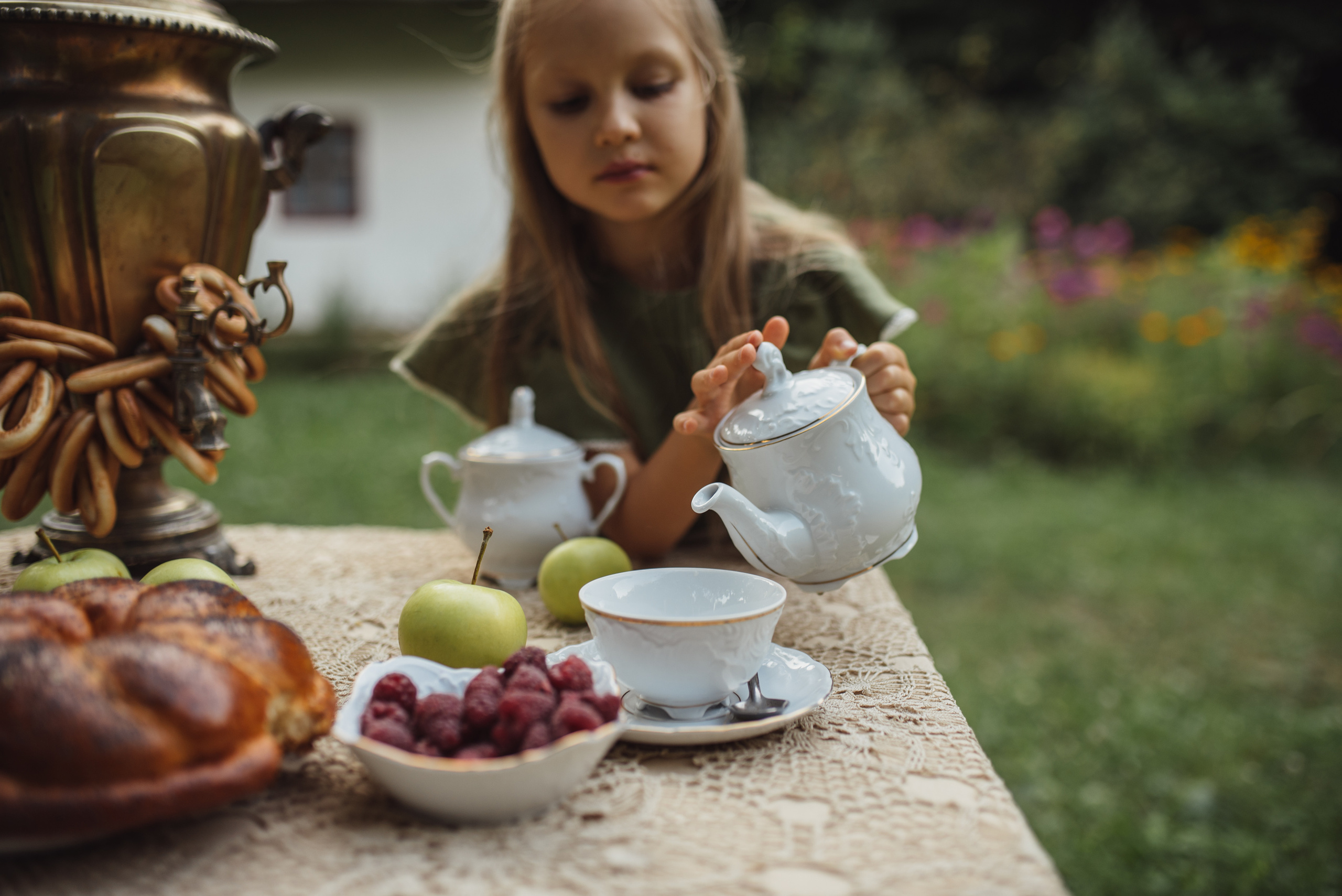 Tea Time in the Garden. Tatiana Malysheva — family photographer and videographer in Valencia, Spain