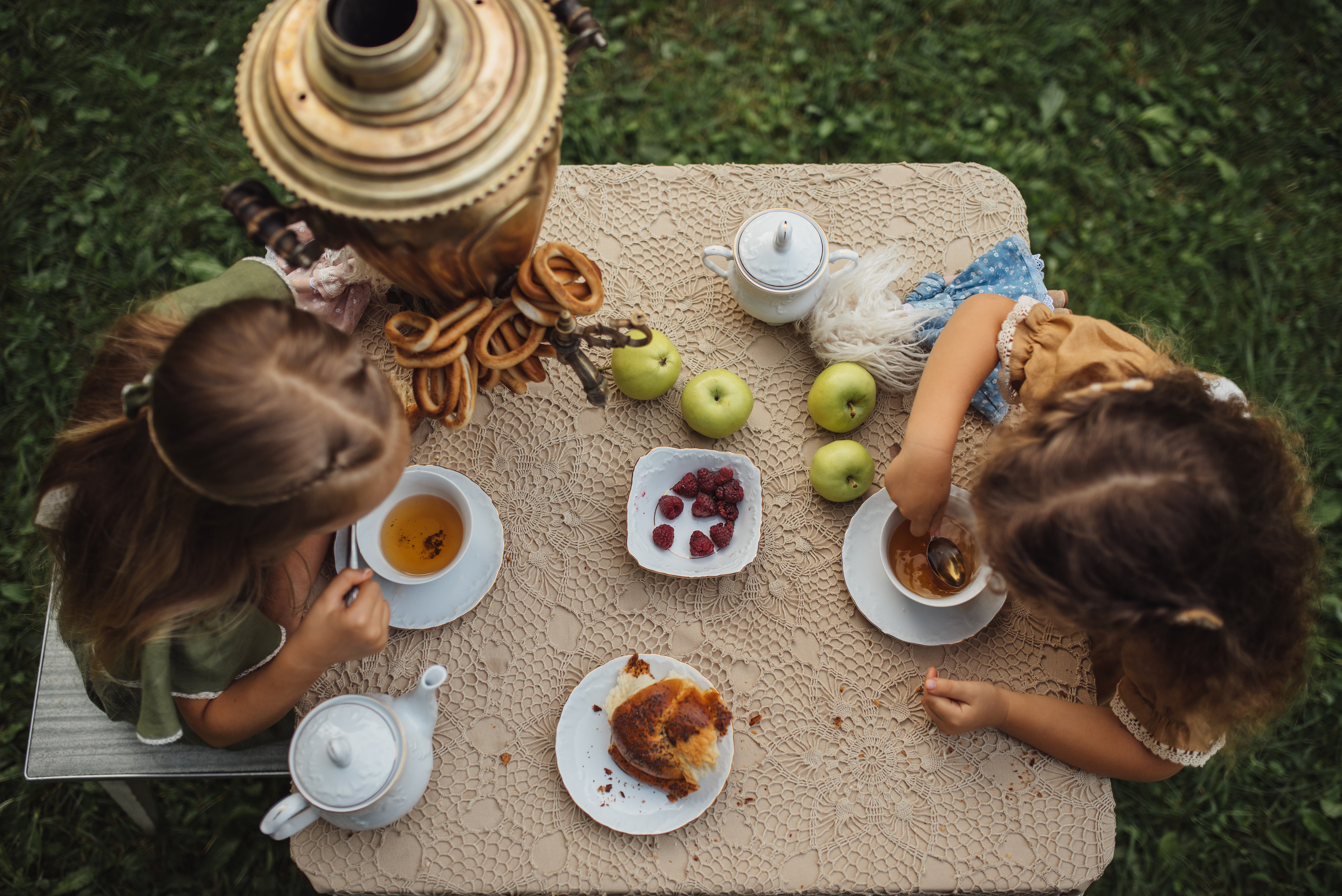 Tea Time in the Garden. Tatiana Malysheva — family photographer and videographer in Valencia, Spain