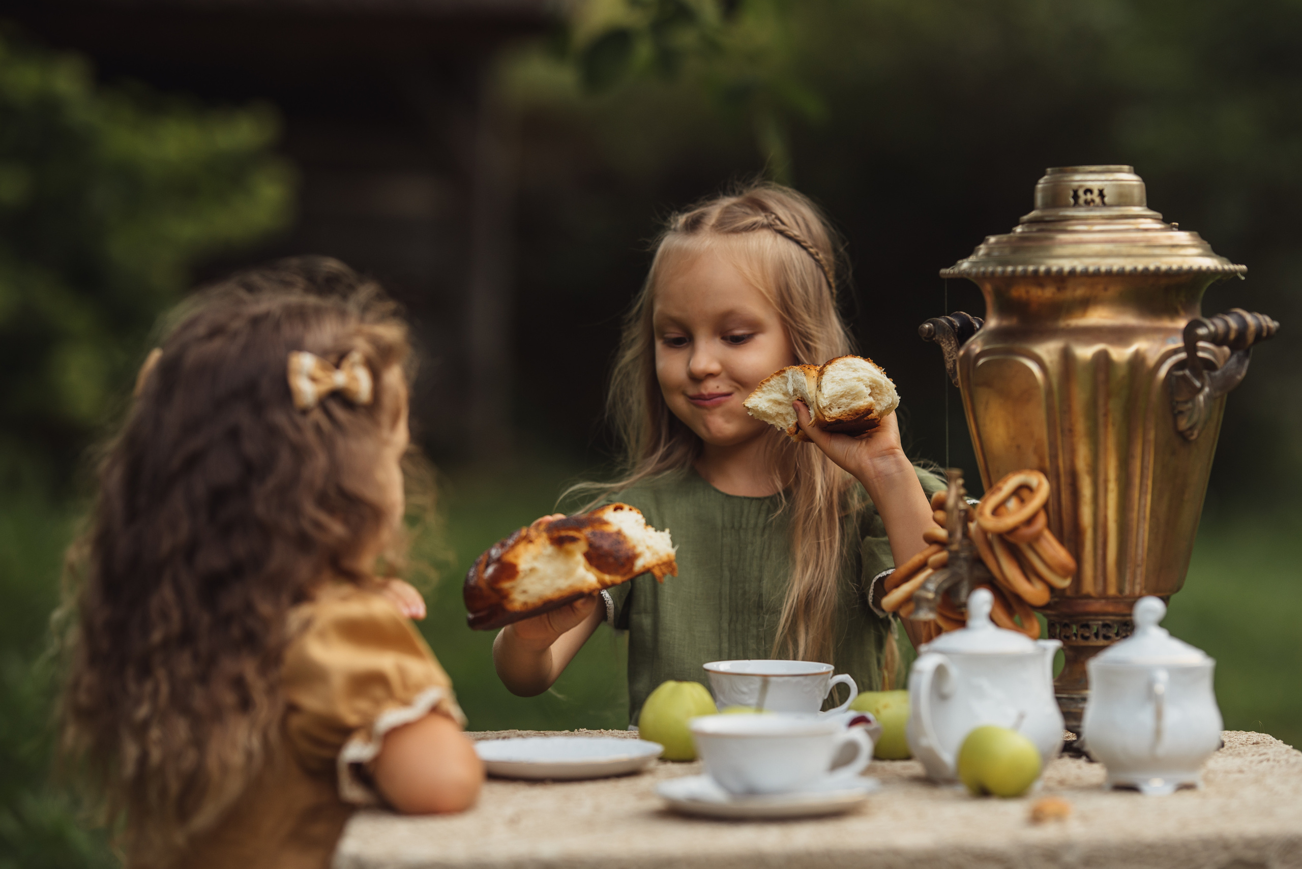 Tea Time in the Garden. Tatiana Malysheva — family photographer and videographer in Valencia, Spain