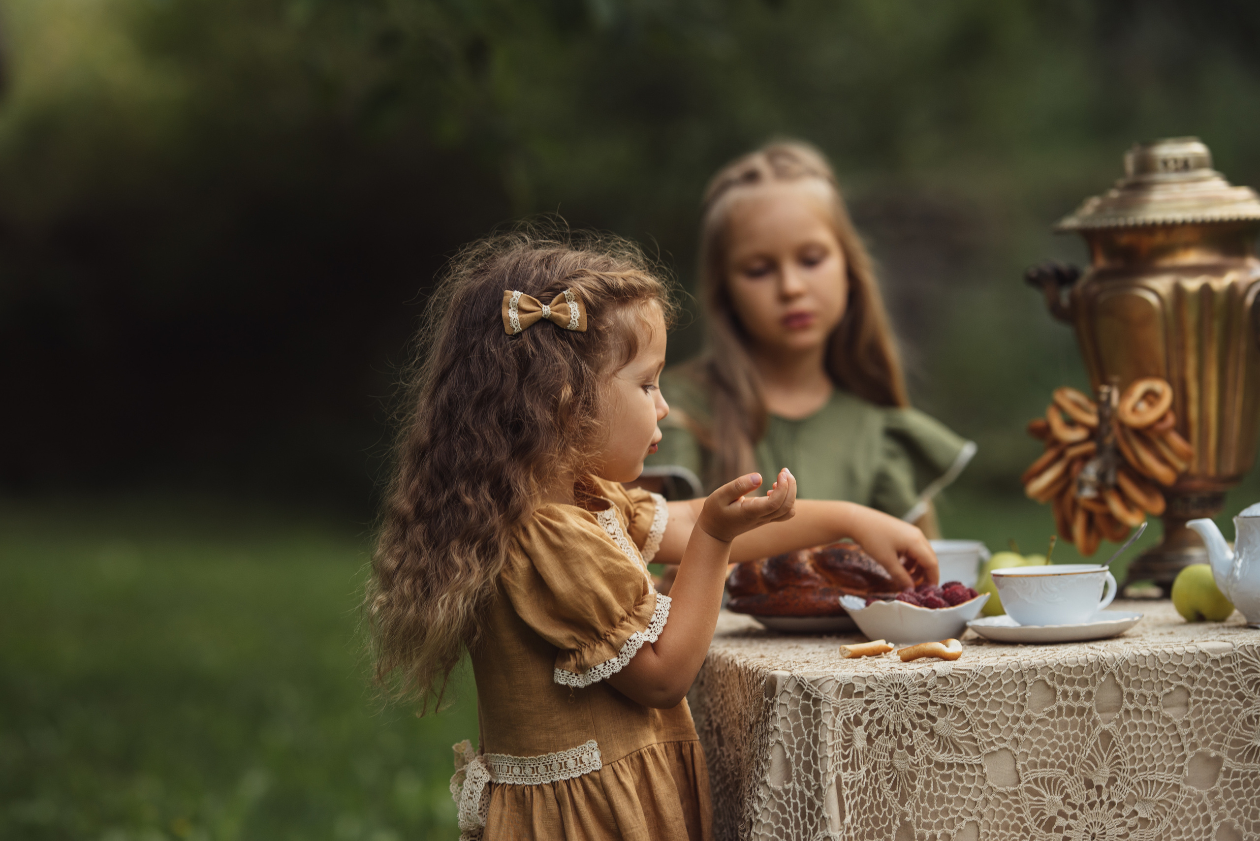 Tea Time in the Garden. Tatiana Malysheva — family photographer and videographer in Valencia, Spain