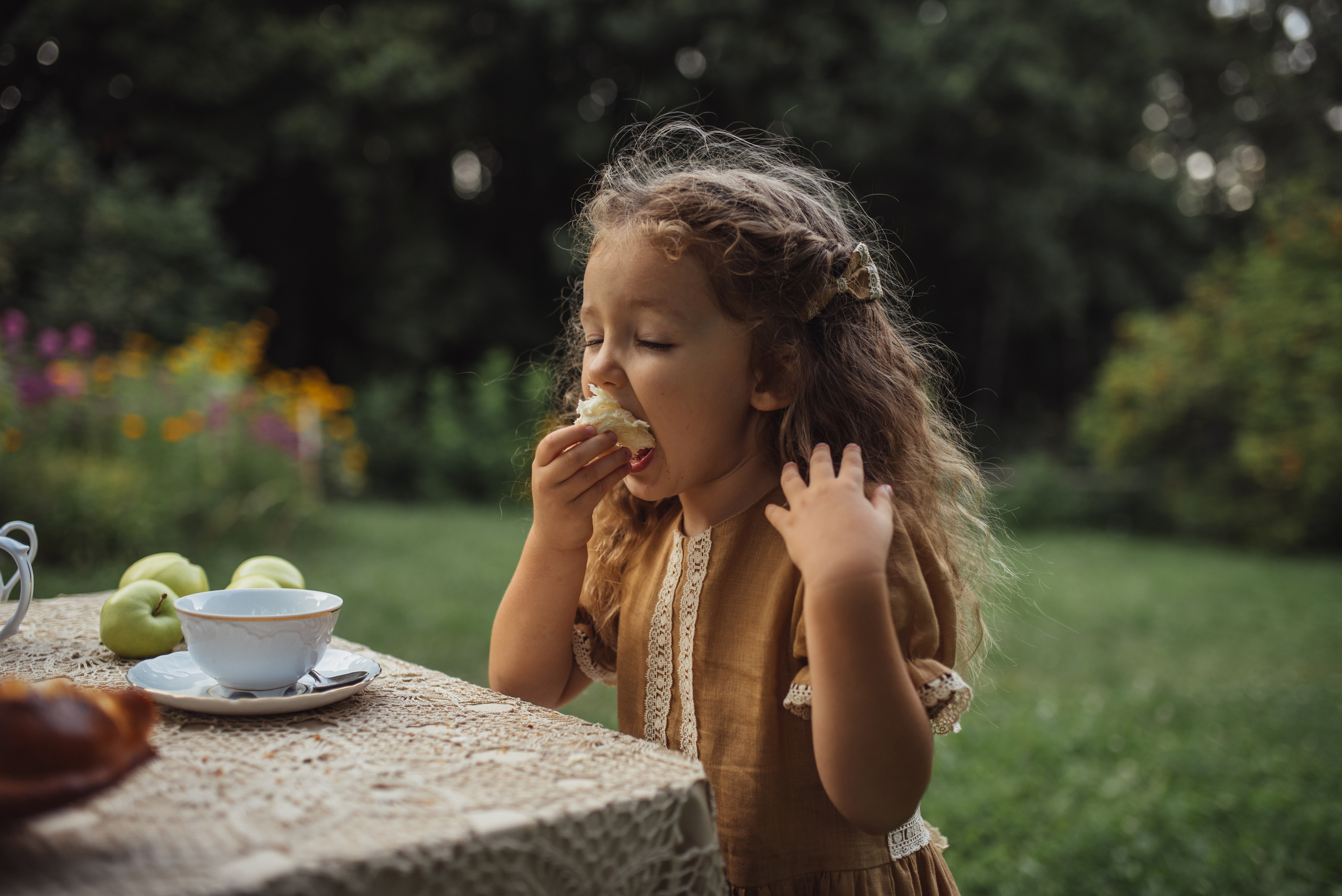 Tea Time in the Garden. Tatiana Malysheva — family photographer and videographer in Valencia, Spain