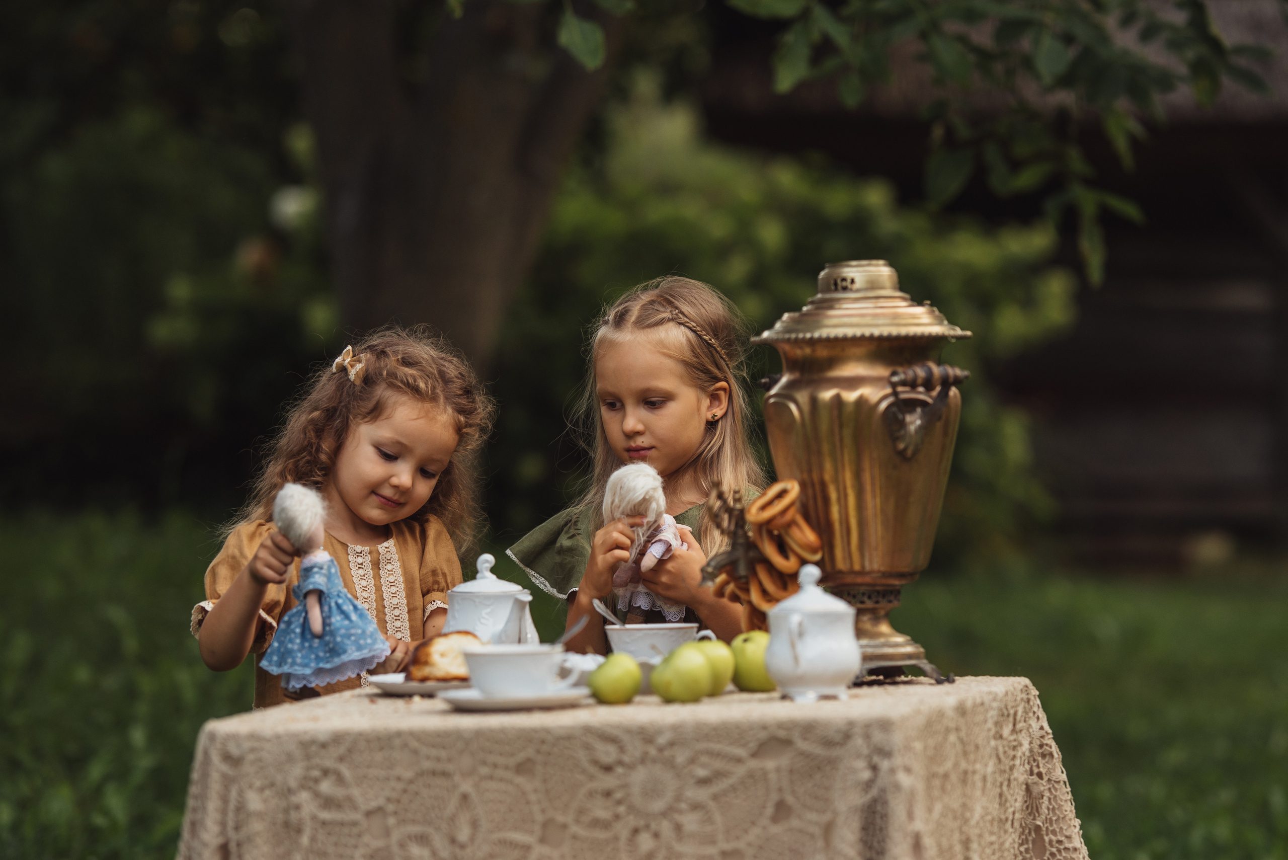 Tea Time in the Garden. Tatiana Malysheva — family photographer and videographer in Valencia, Spain