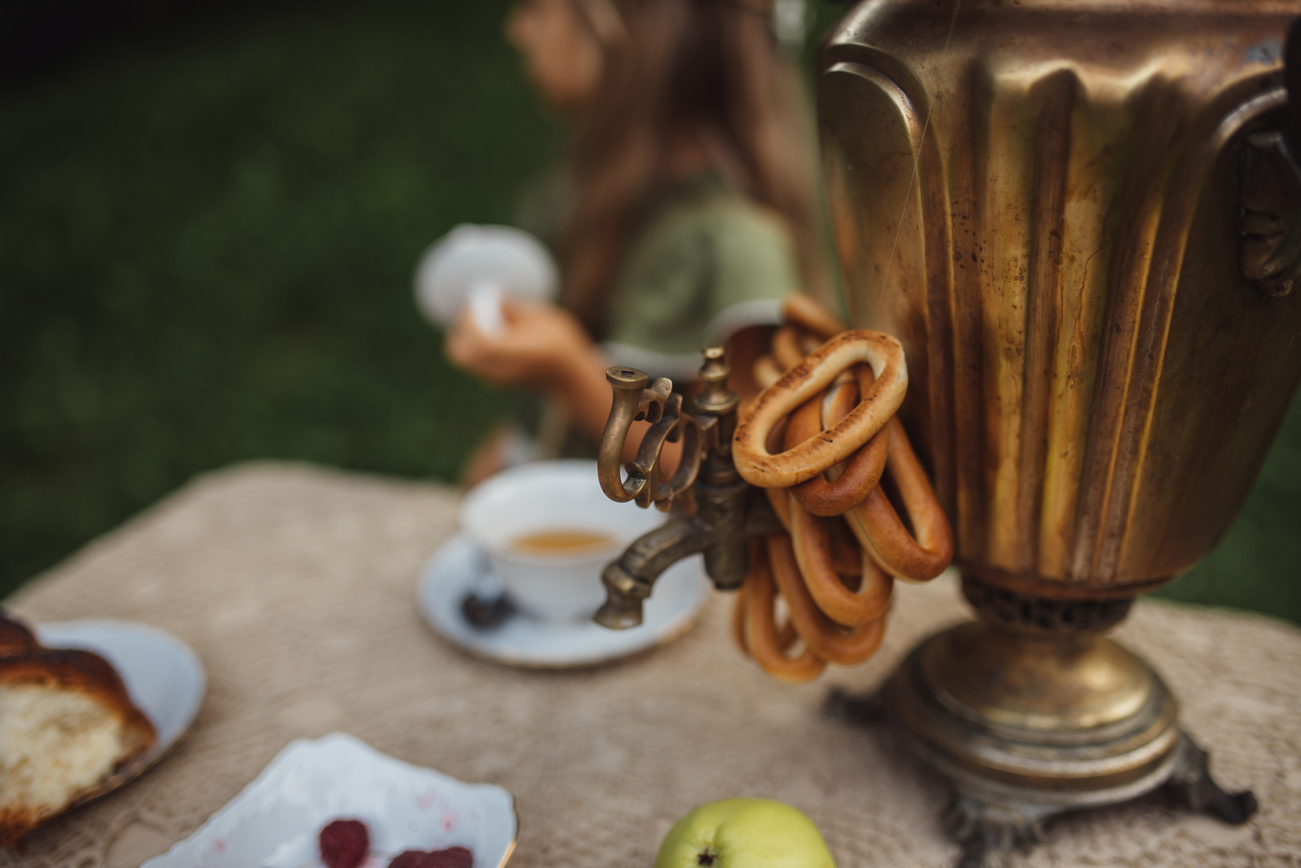 Tea Time in the Garden. Tatiana Malysheva — family photographer and videographer in Valencia, Spain