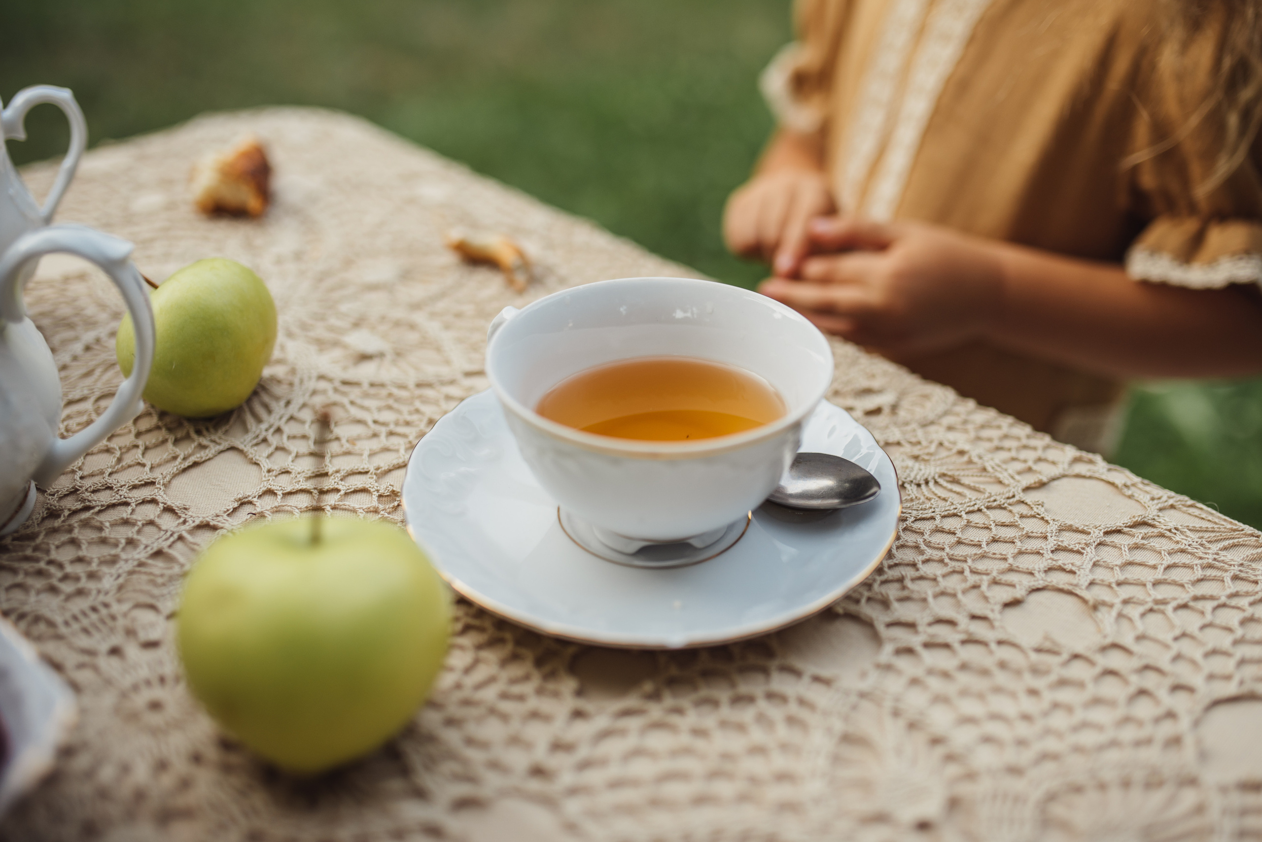 Tea Time in the Garden. Tatiana Malysheva — family photographer and videographer in Valencia, Spain