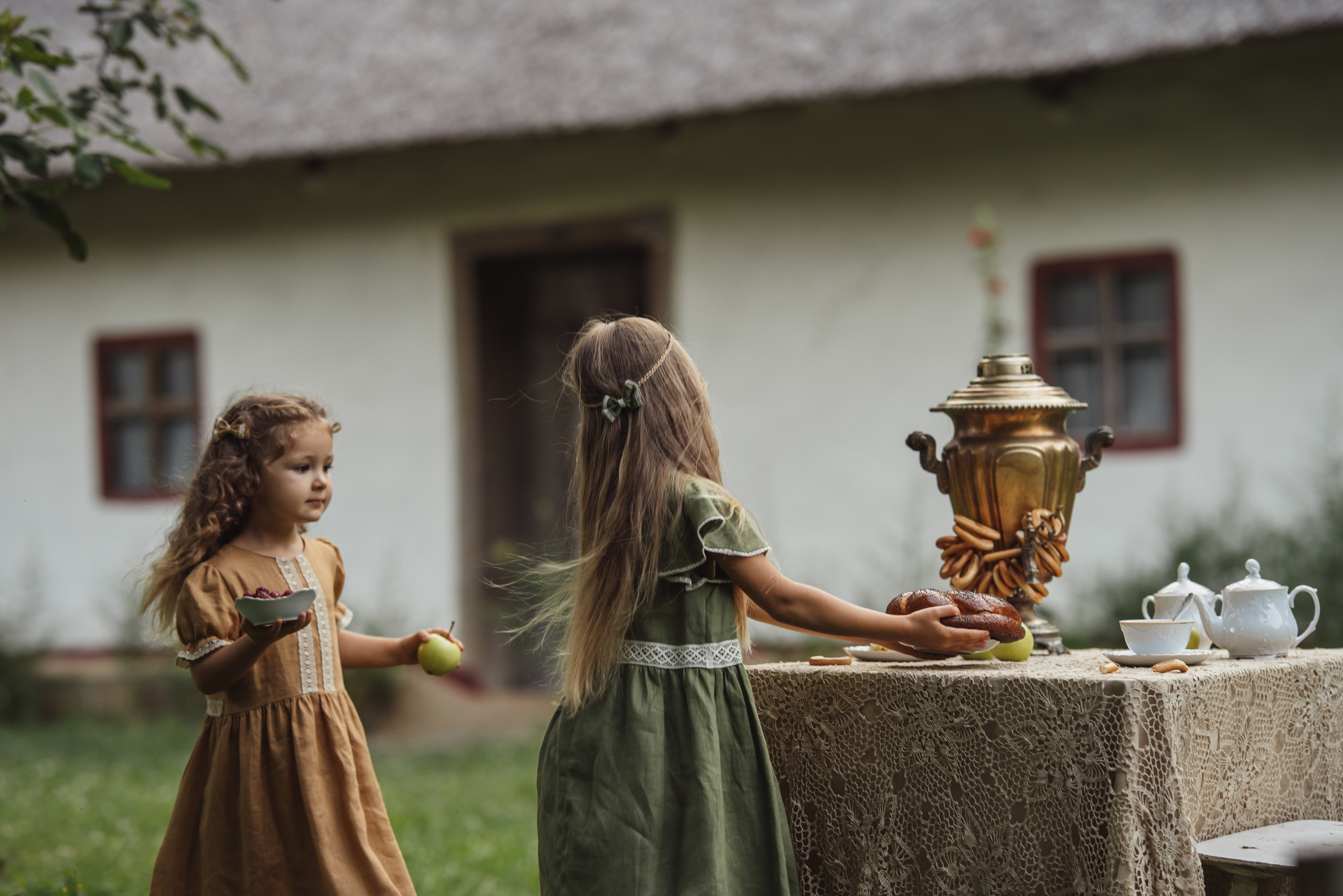 Tea Time in the Garden. Tatiana Malysheva — family photographer and videographer in Valencia, Spain