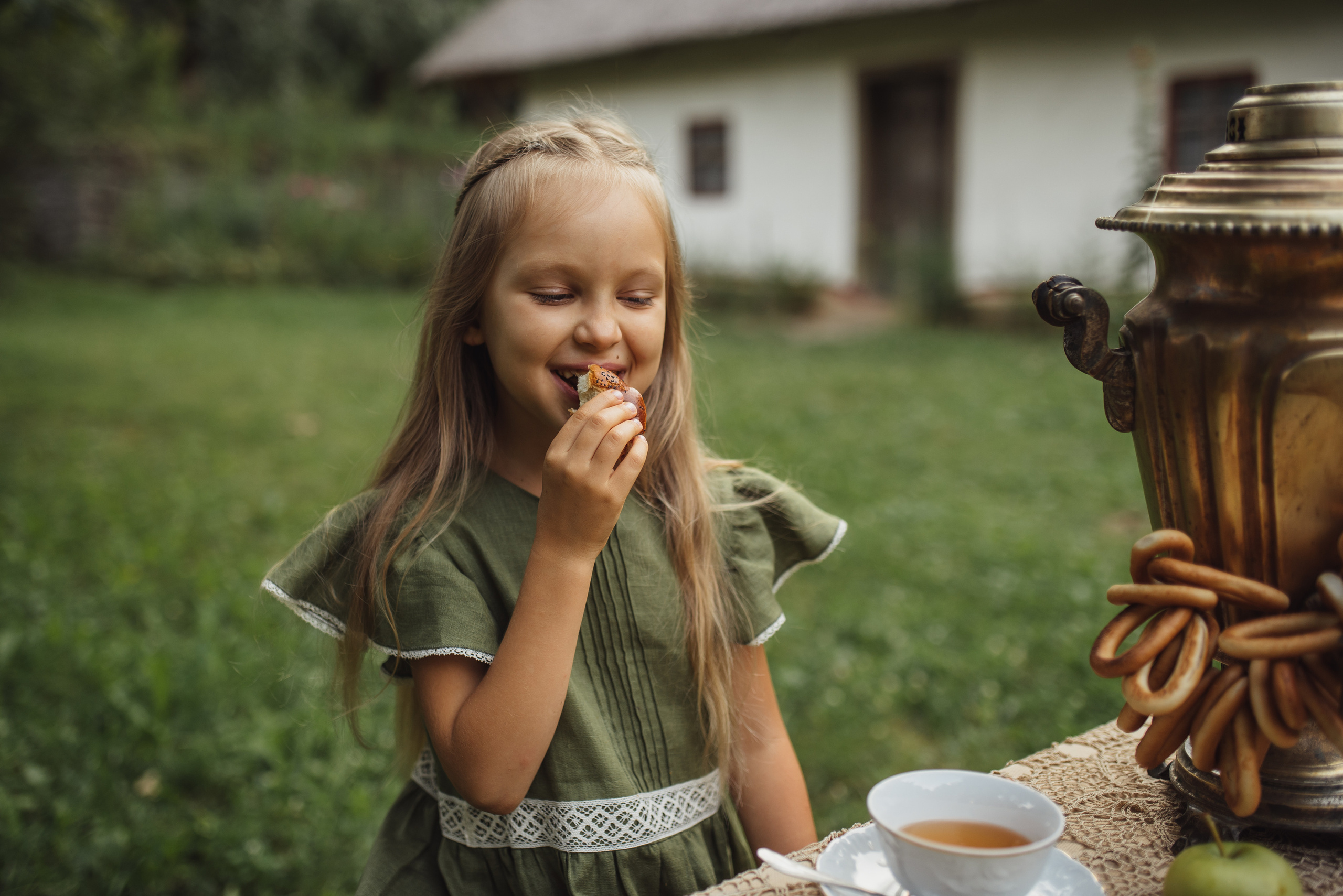 Tea Time in the Garden. Tatiana Malysheva — family photographer and videographer in Valencia, Spain