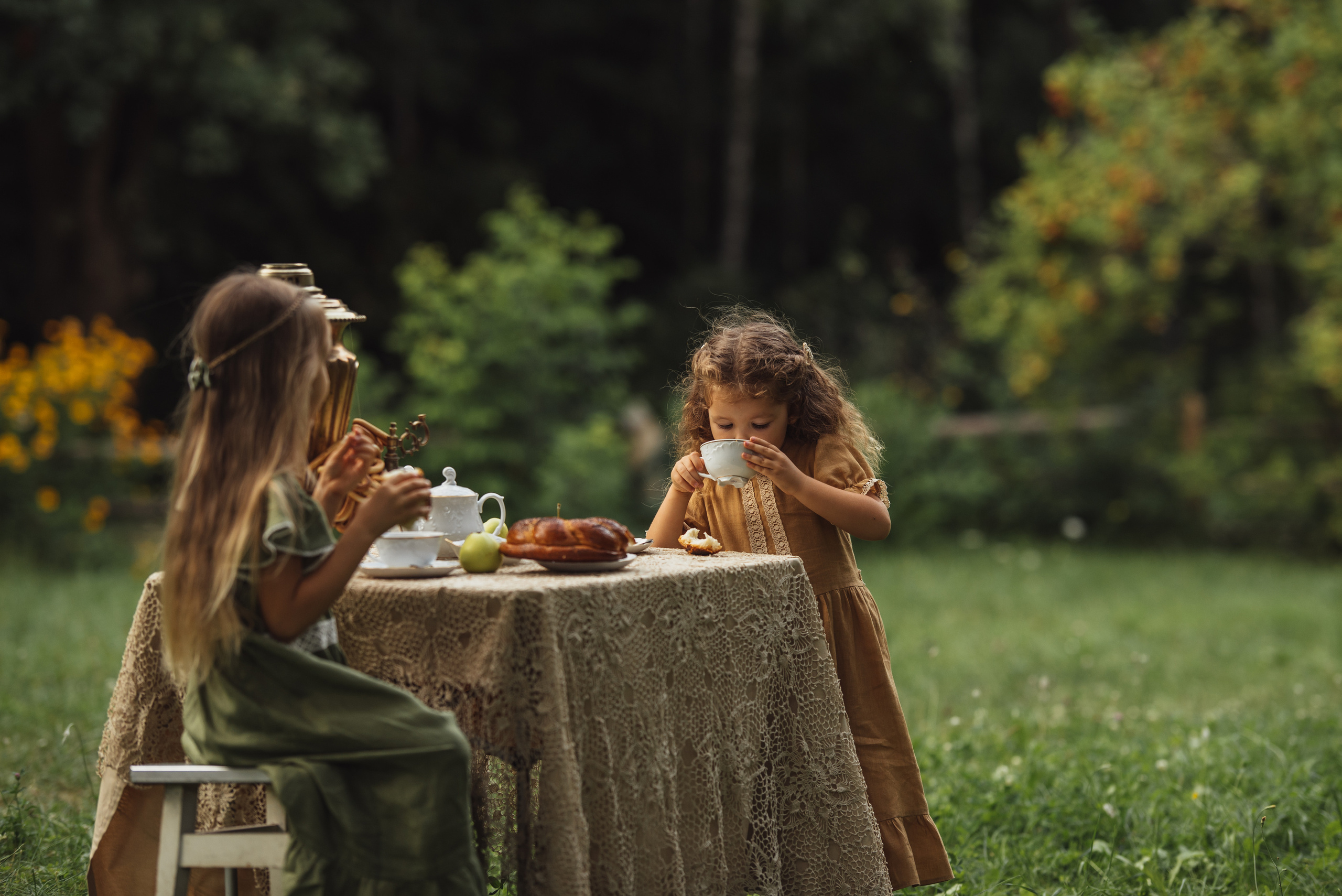 Tea Time in the Garden. Tatiana Malysheva — family photographer and videographer in Valencia, Spain