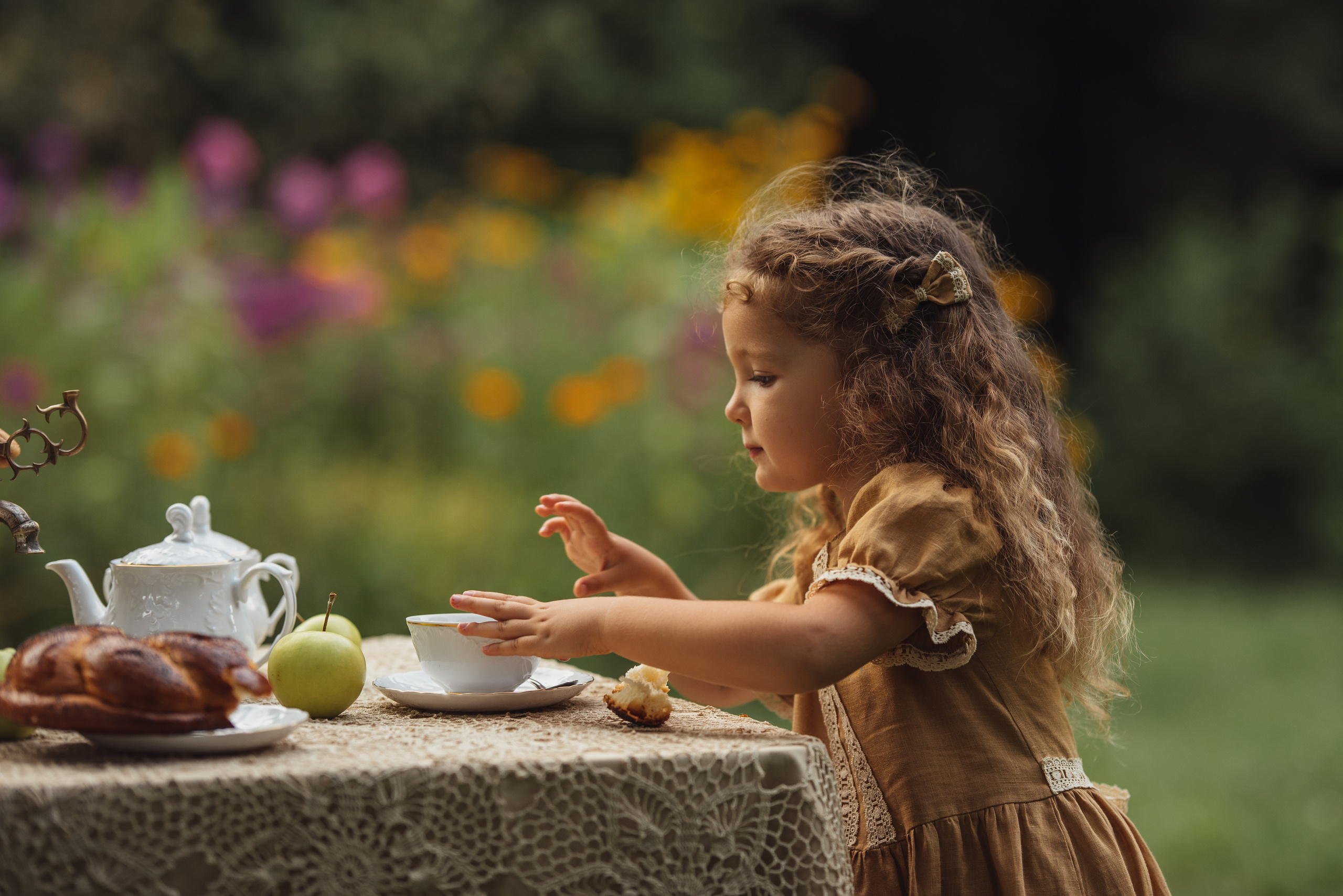 Tea Time in the Garden. Tatiana Malysheva — family photographer and videographer in Valencia, Spain