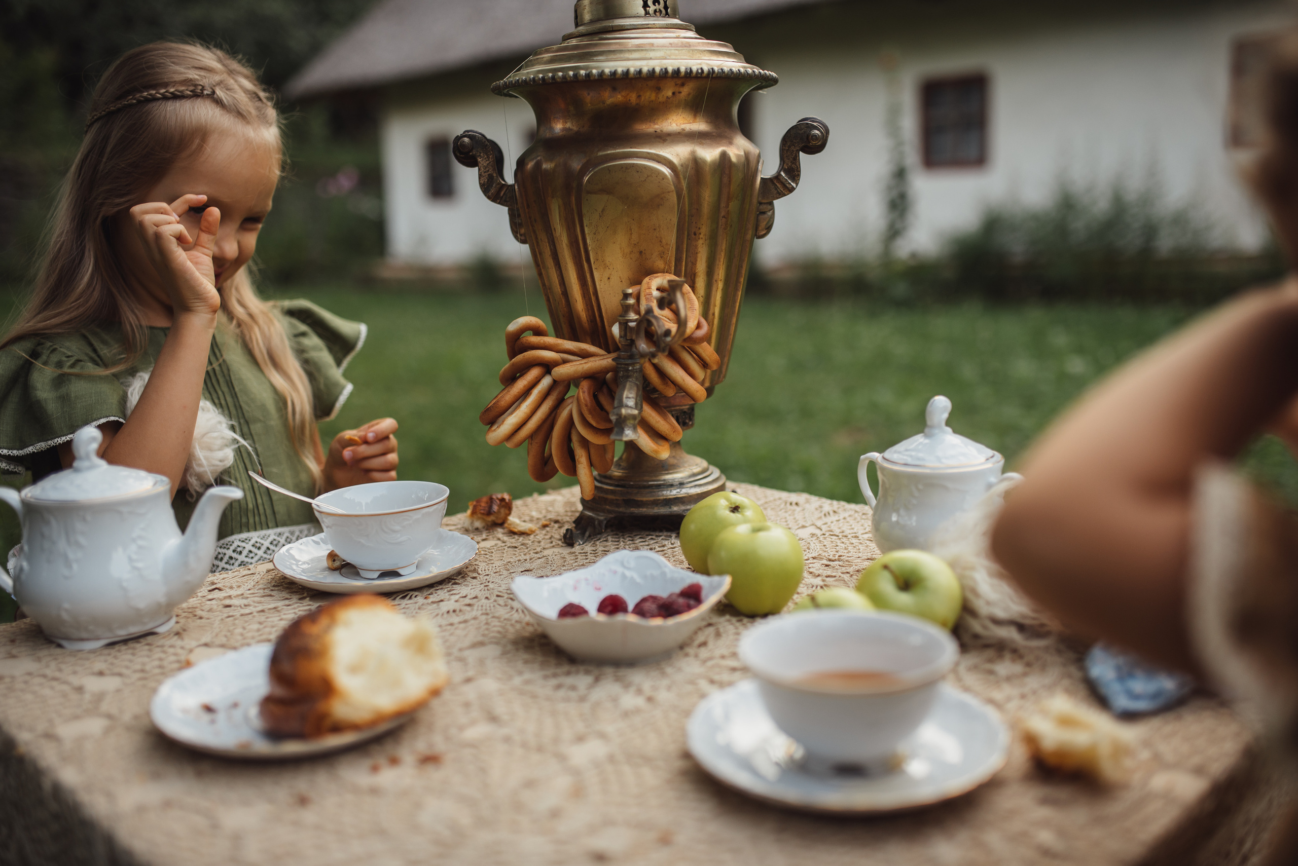 Tea Time in the Garden. Tatiana Malysheva — family photographer and videographer in Valencia, Spain