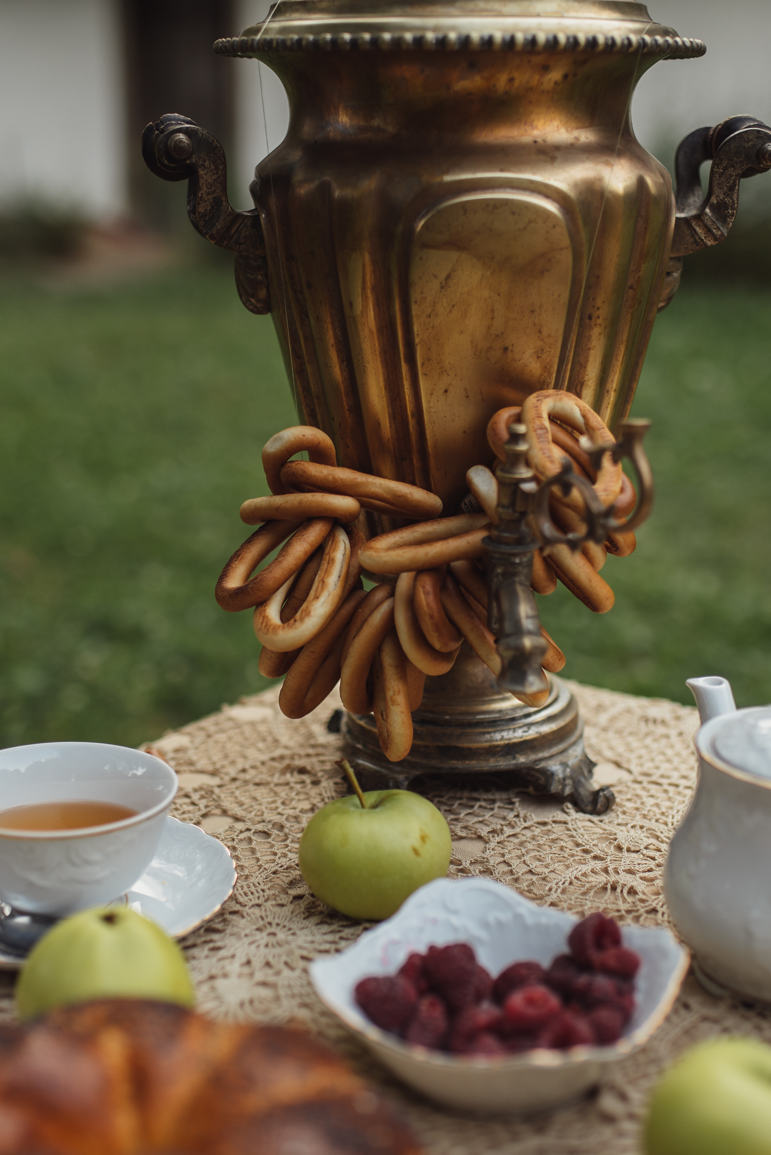 Tea Time in the Garden. Tatiana Malysheva — family photographer and videographer in Valencia, Spain