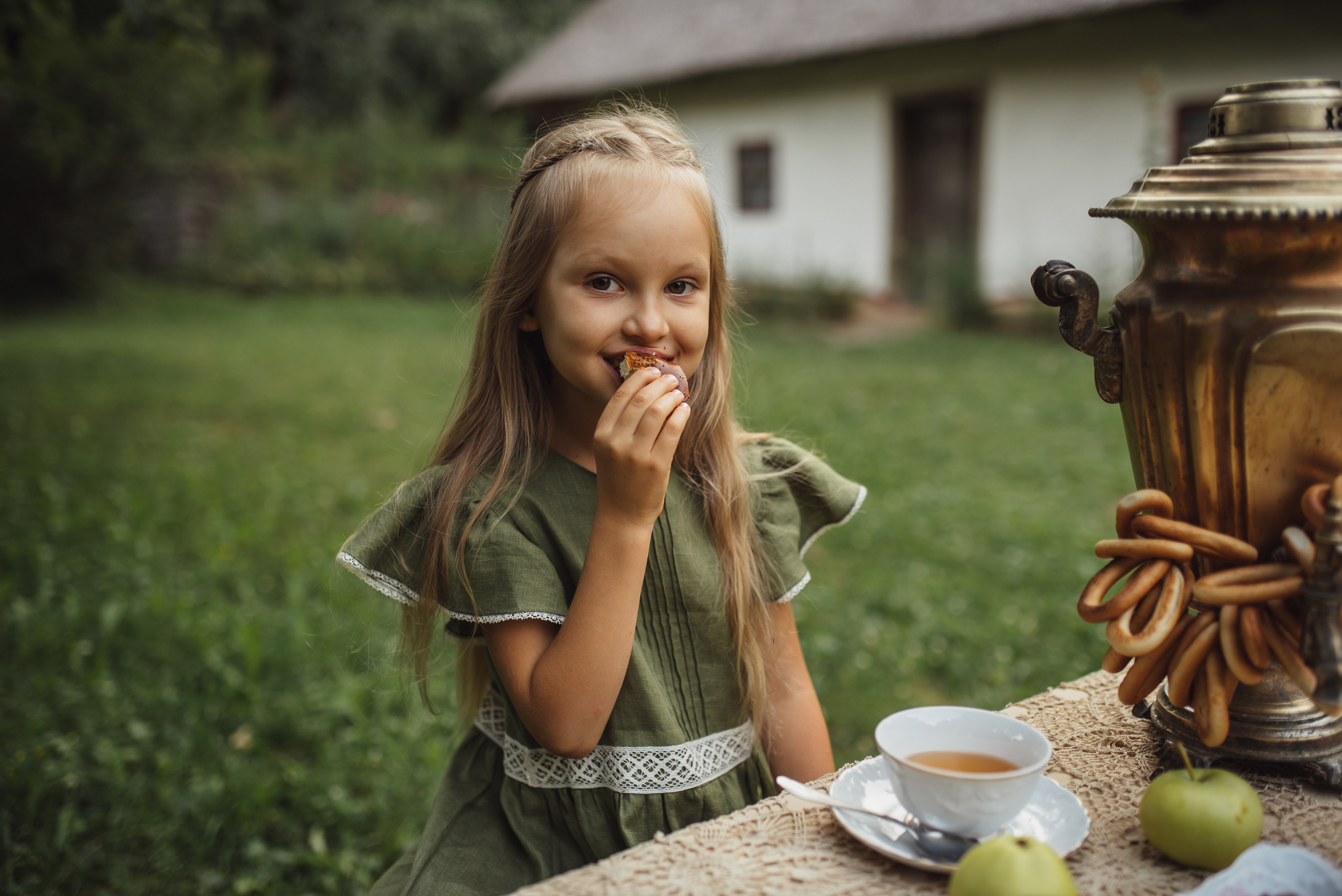 Tea Time in the Garden. Tatiana Malysheva — family photographer and videographer in Valencia, Spain