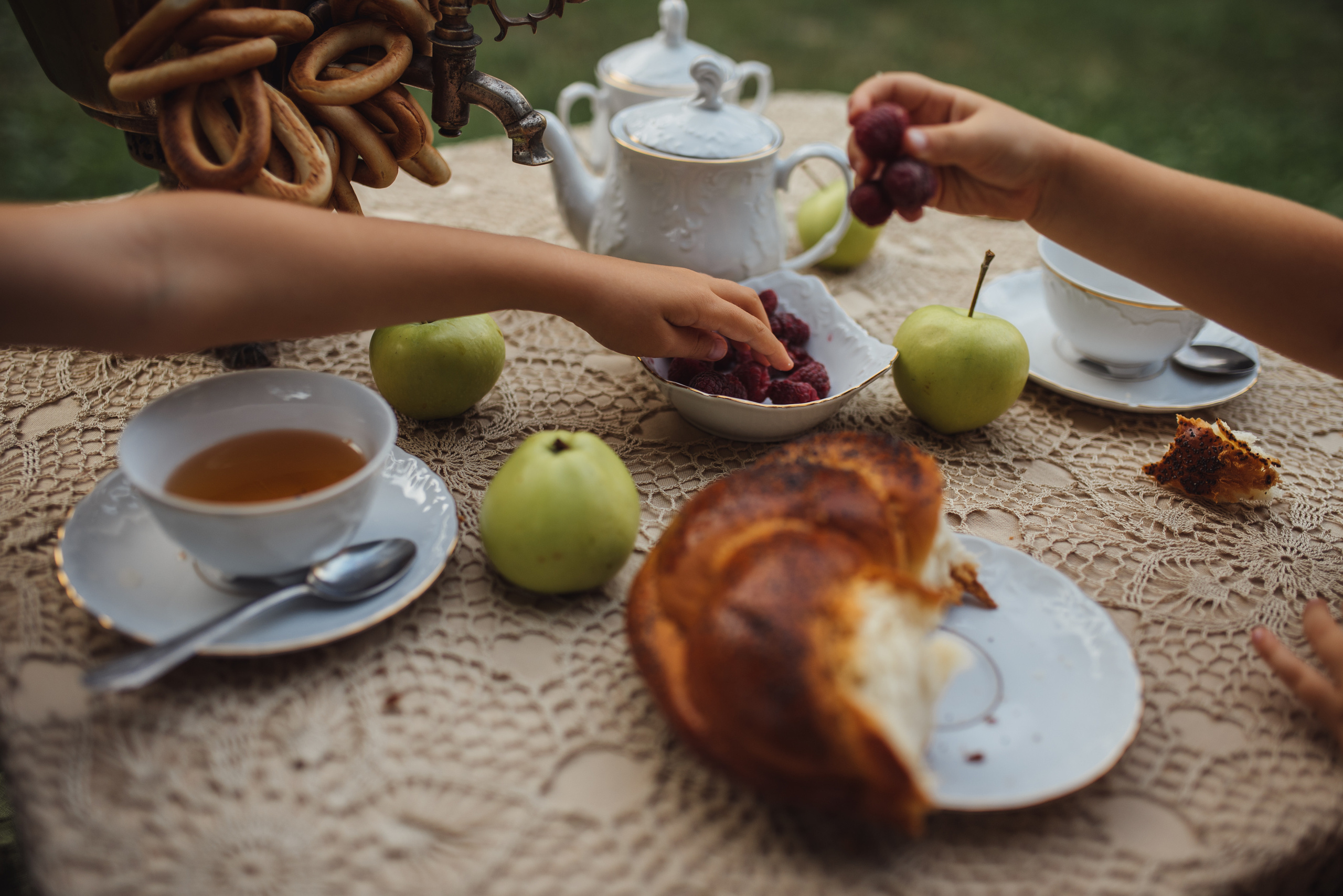 Tea Time in the Garden. Tatiana Malysheva — family photographer and videographer in Valencia, Spain