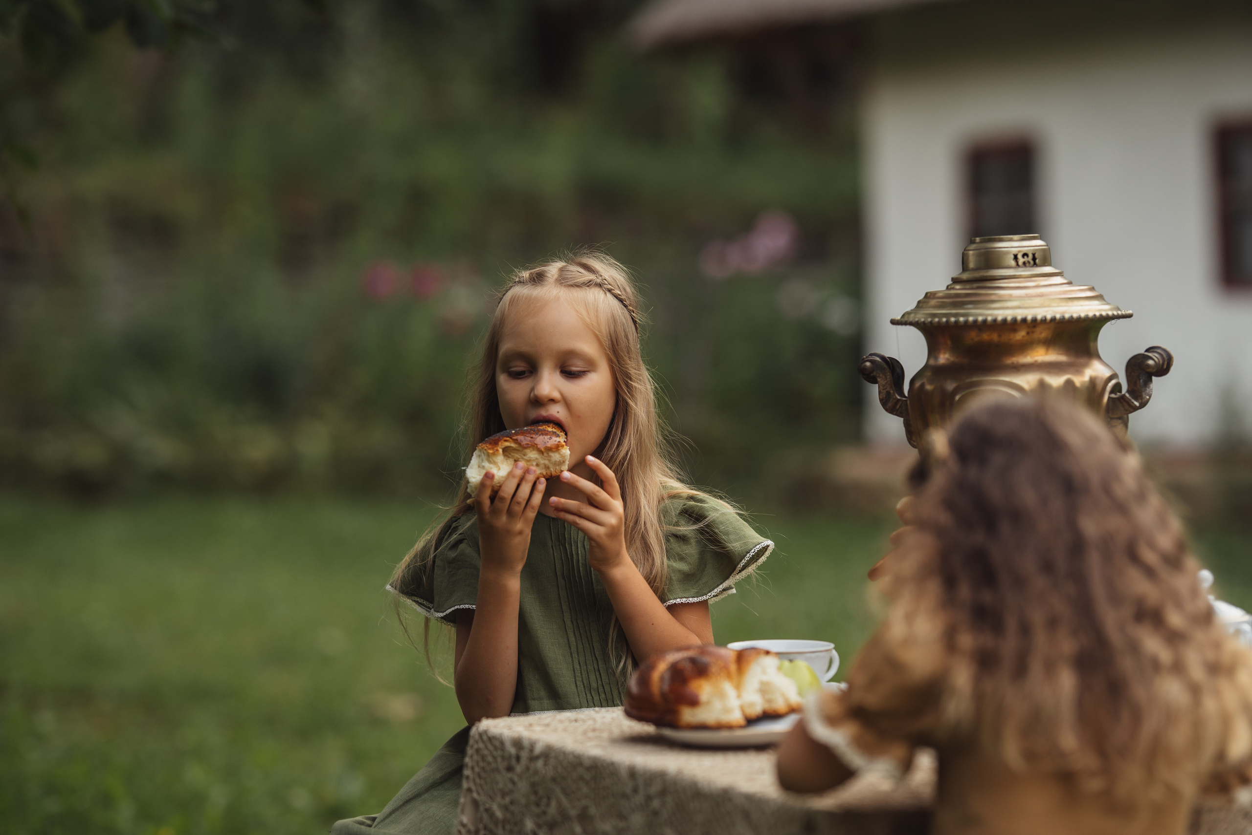 Tea Time in the Garden. Tatiana Malysheva — family photographer and videographer in Valencia, Spain