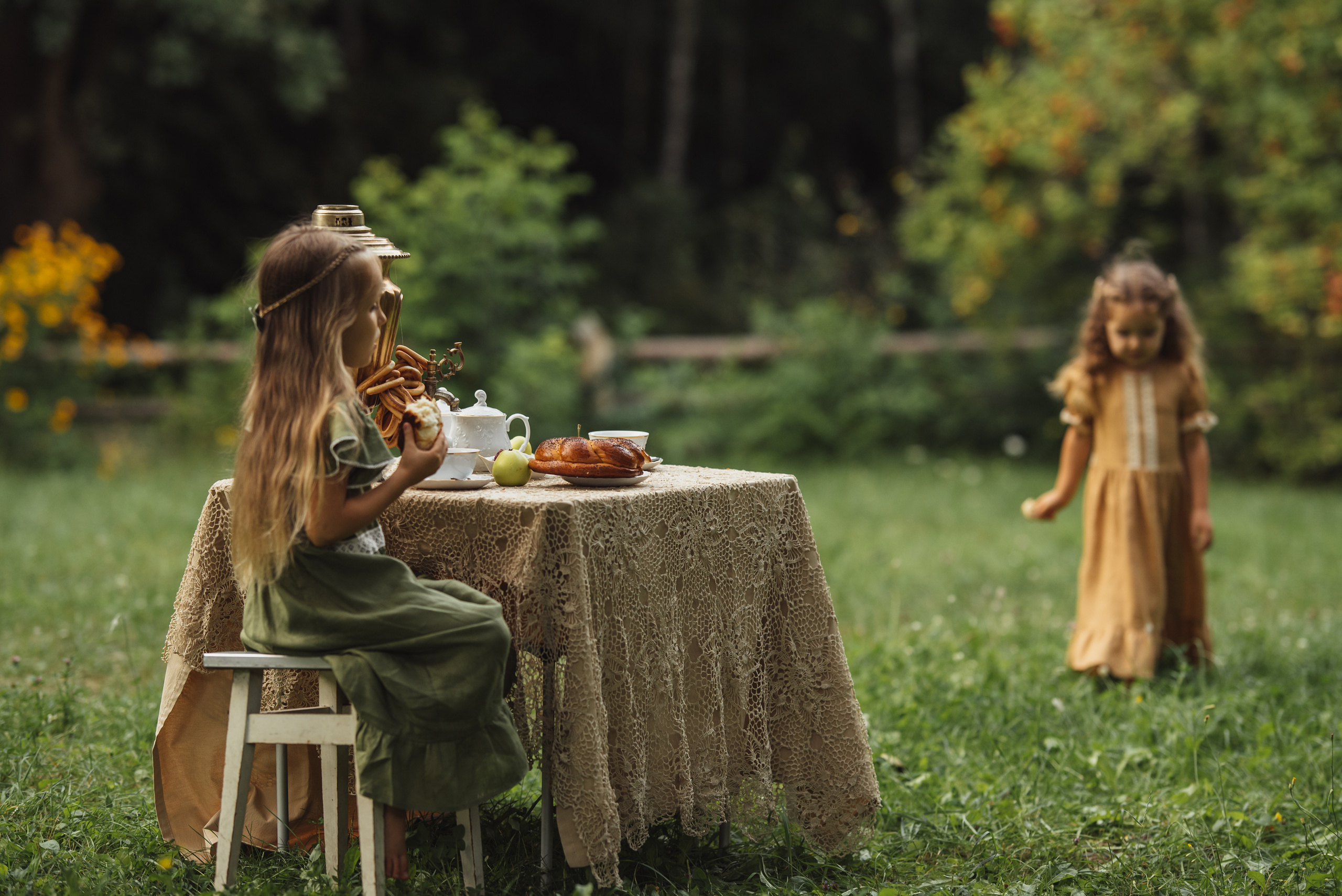 Tea Time in the Garden. Tatiana Malysheva — family photographer and videographer in Valencia, Spain