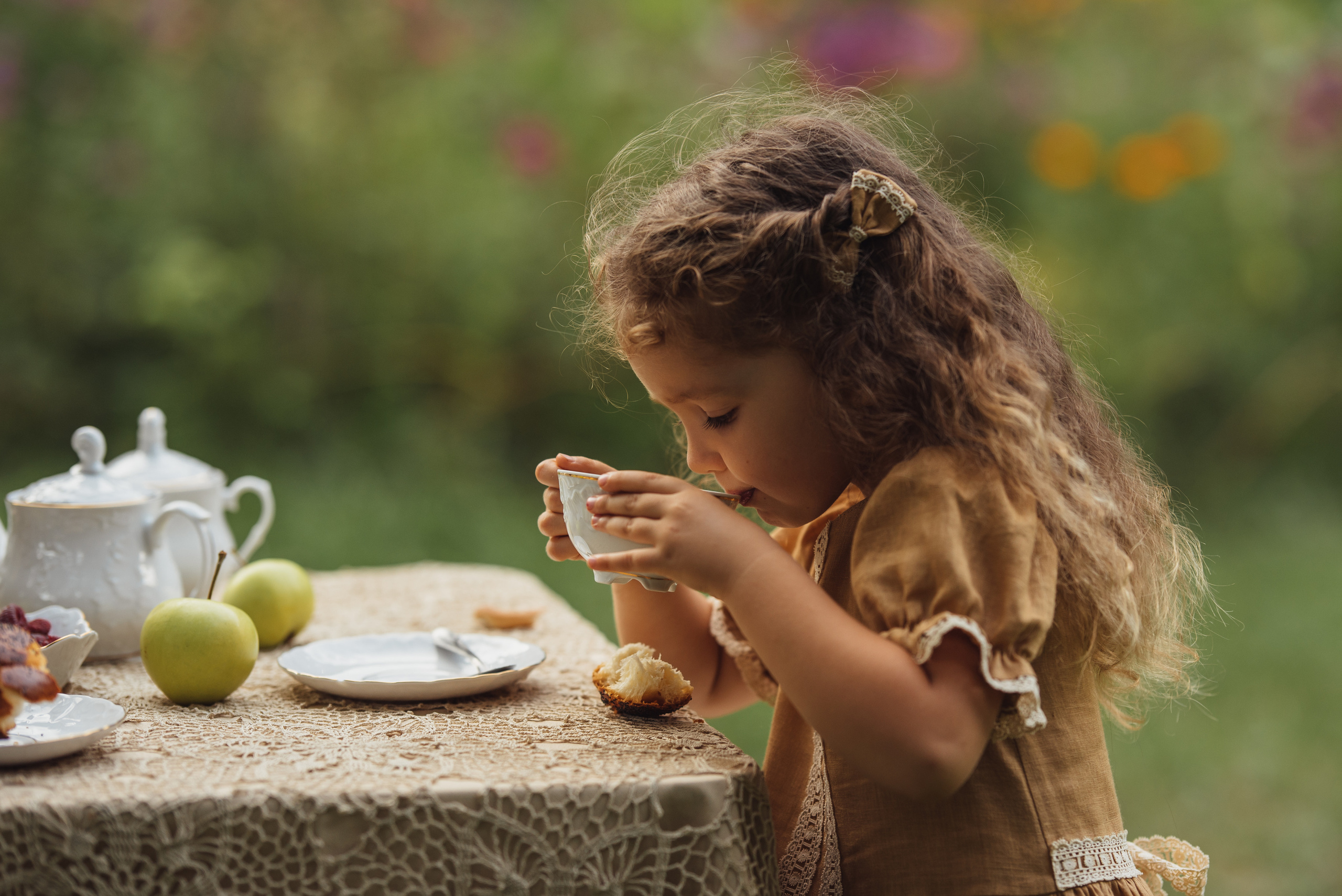Tea Time in the Garden. Tatiana Malysheva — family photographer and videographer in Valencia, Spain