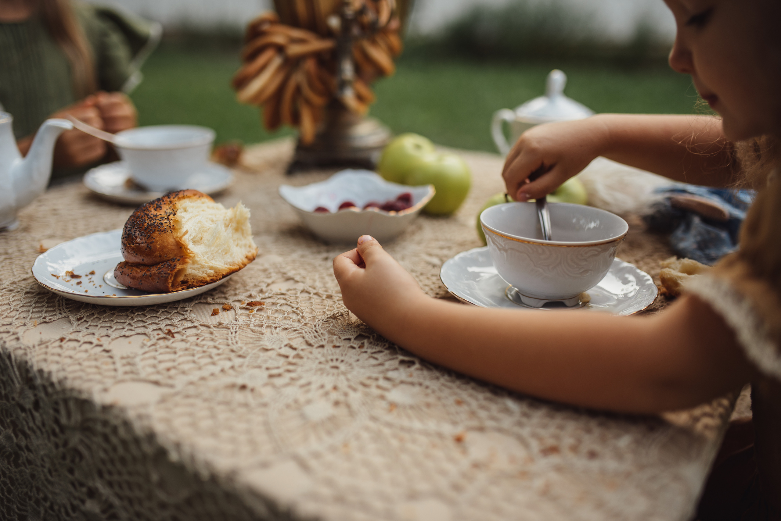 Tea Time in the Garden. Tatiana Malysheva — family photographer and videographer in Valencia, Spain