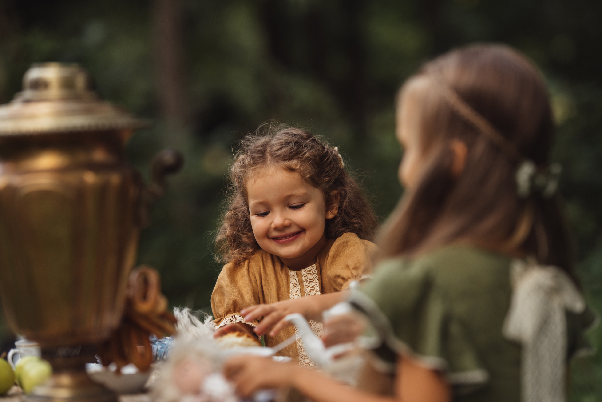 Tea Time in the Garden. Tatiana Malysheva — family photographer and videographer in Valencia, Spain