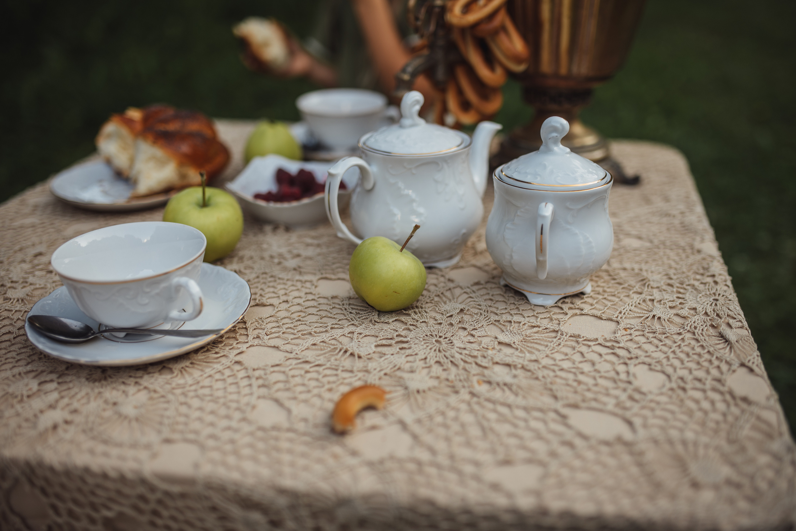 Tea Time in the Garden. Tatiana Malysheva — family photographer and videographer in Valencia, Spain