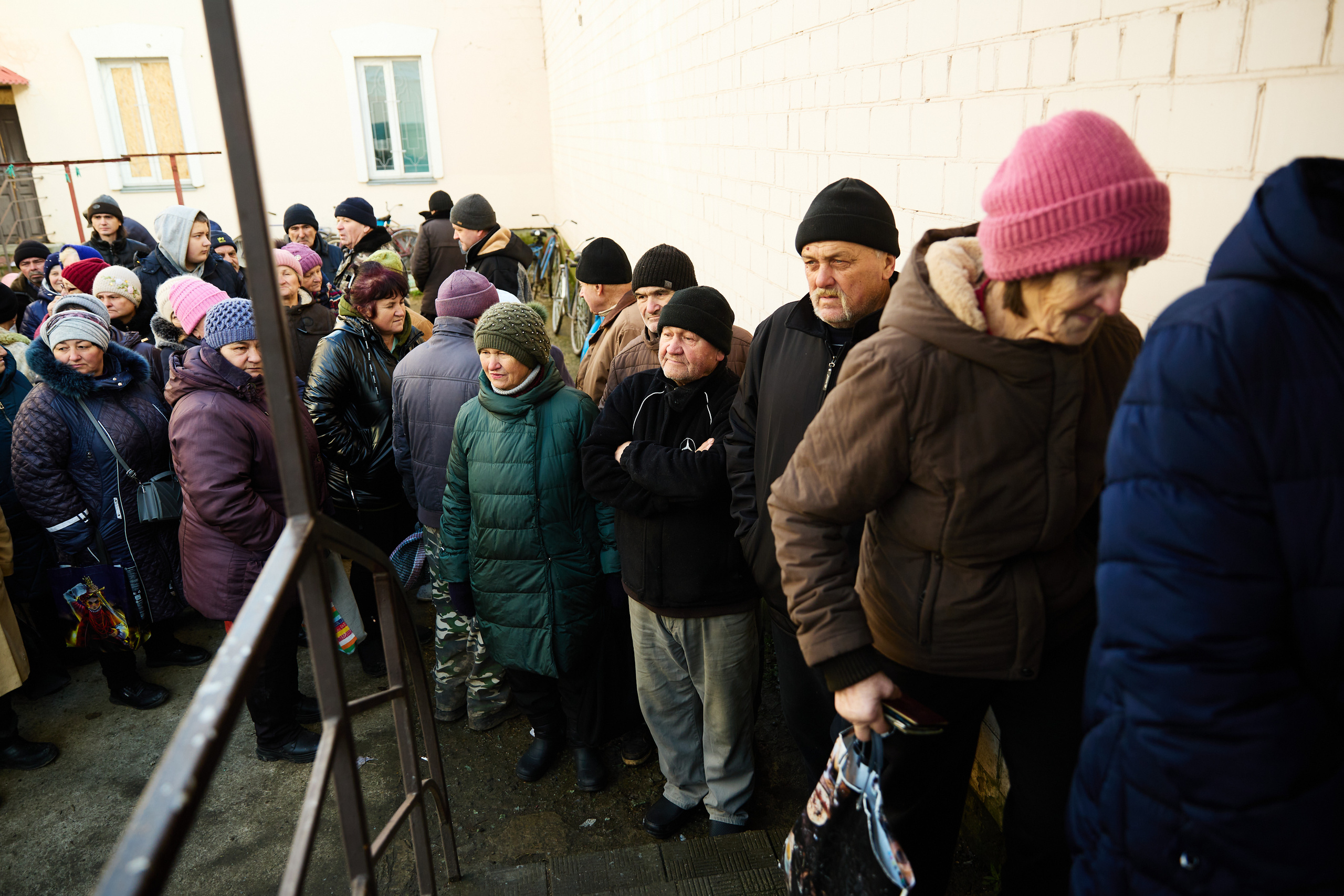 Високопілля. Херсонська область. Видача гуманітарної допомоги