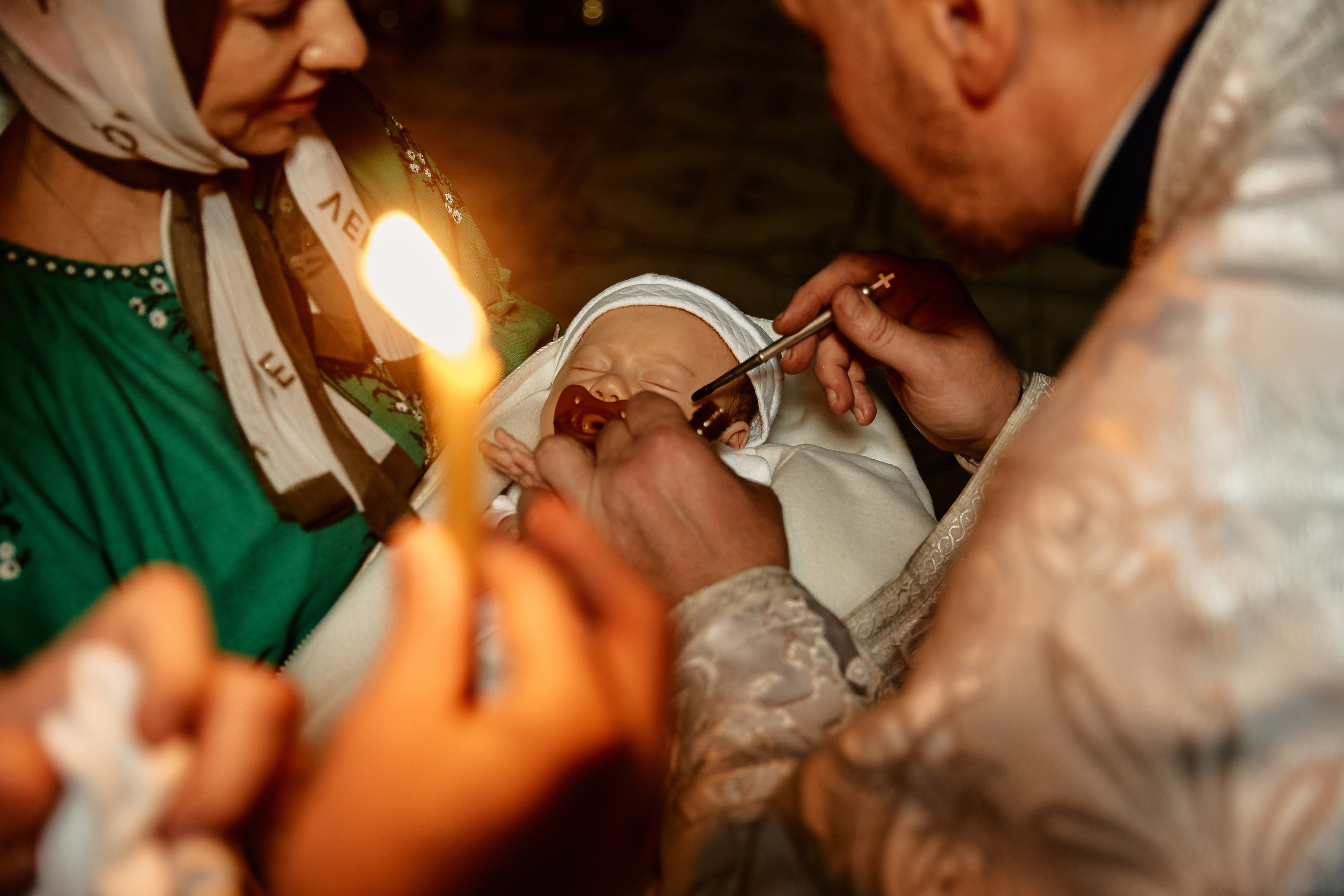 Зйомка хрестин у Дніпрі. Найкращі моменти цього таїнства