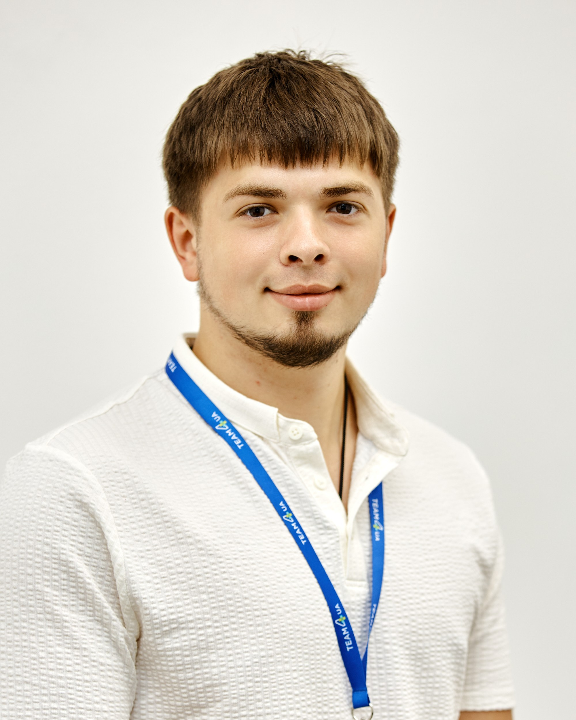 Бизнес портреты для сайта компании на белом фоне