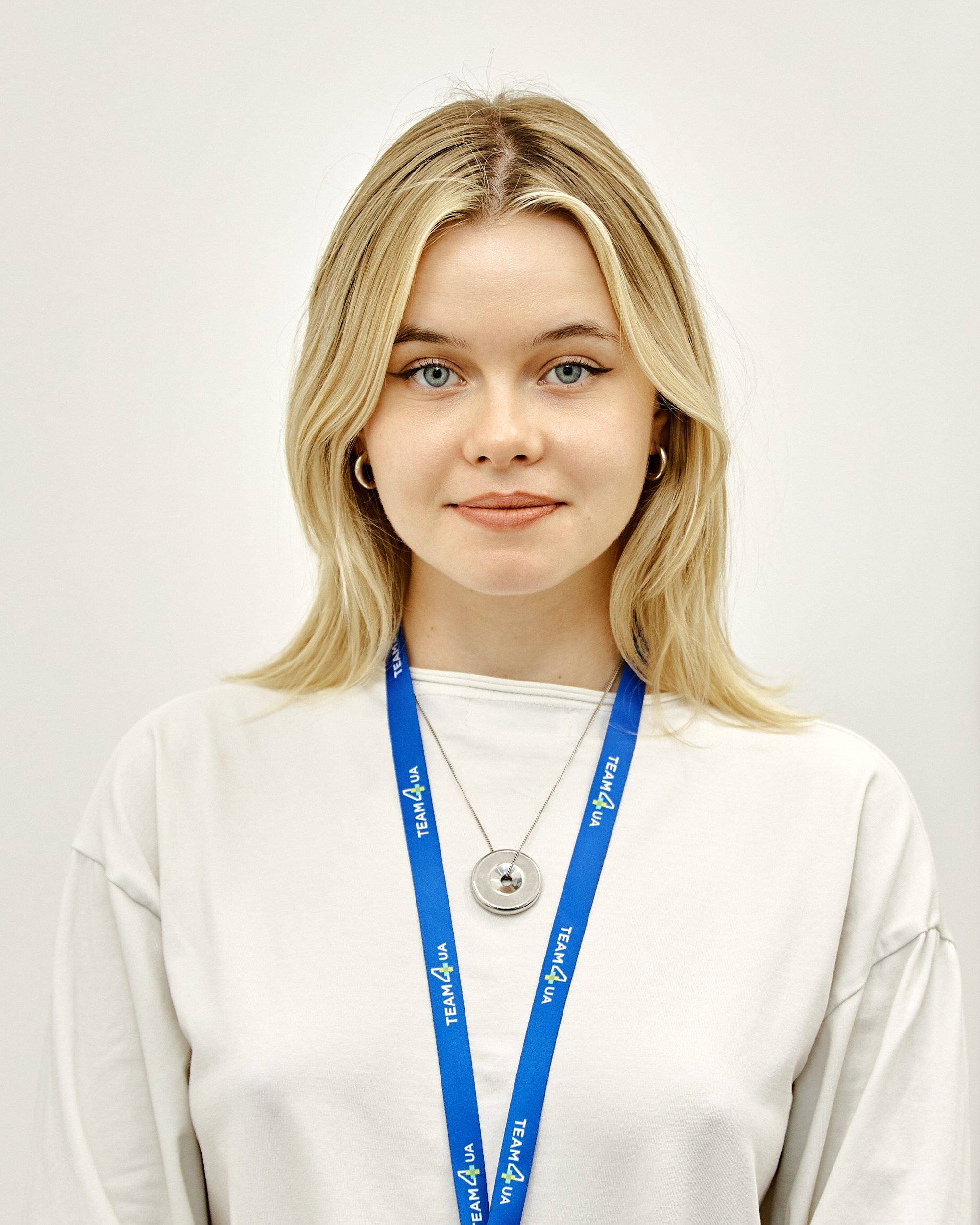 Бизнес портреты для сайта компании на белом фоне