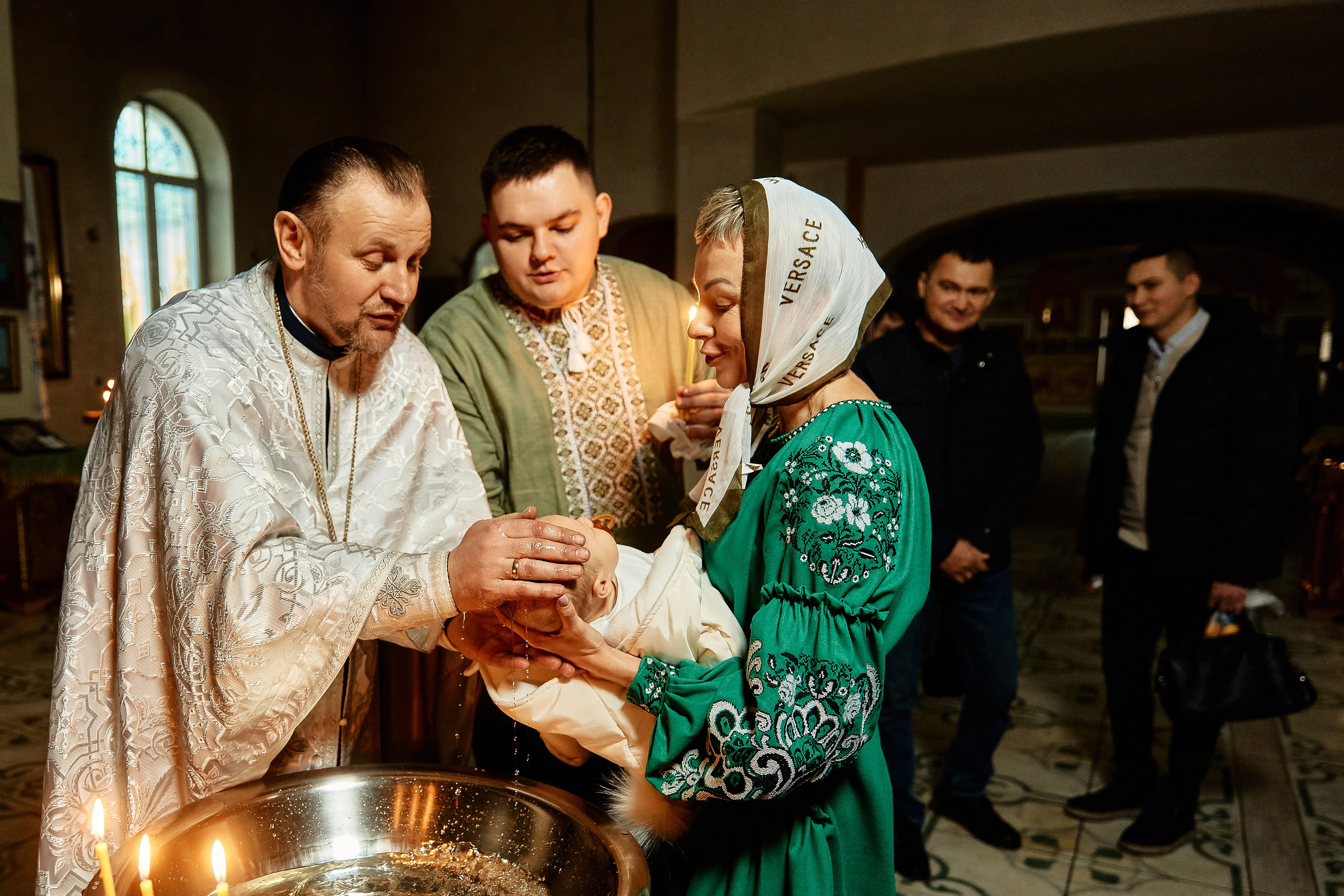 Зйомка хрестин у Дніпрі. Найкращі моменти цього таїнства