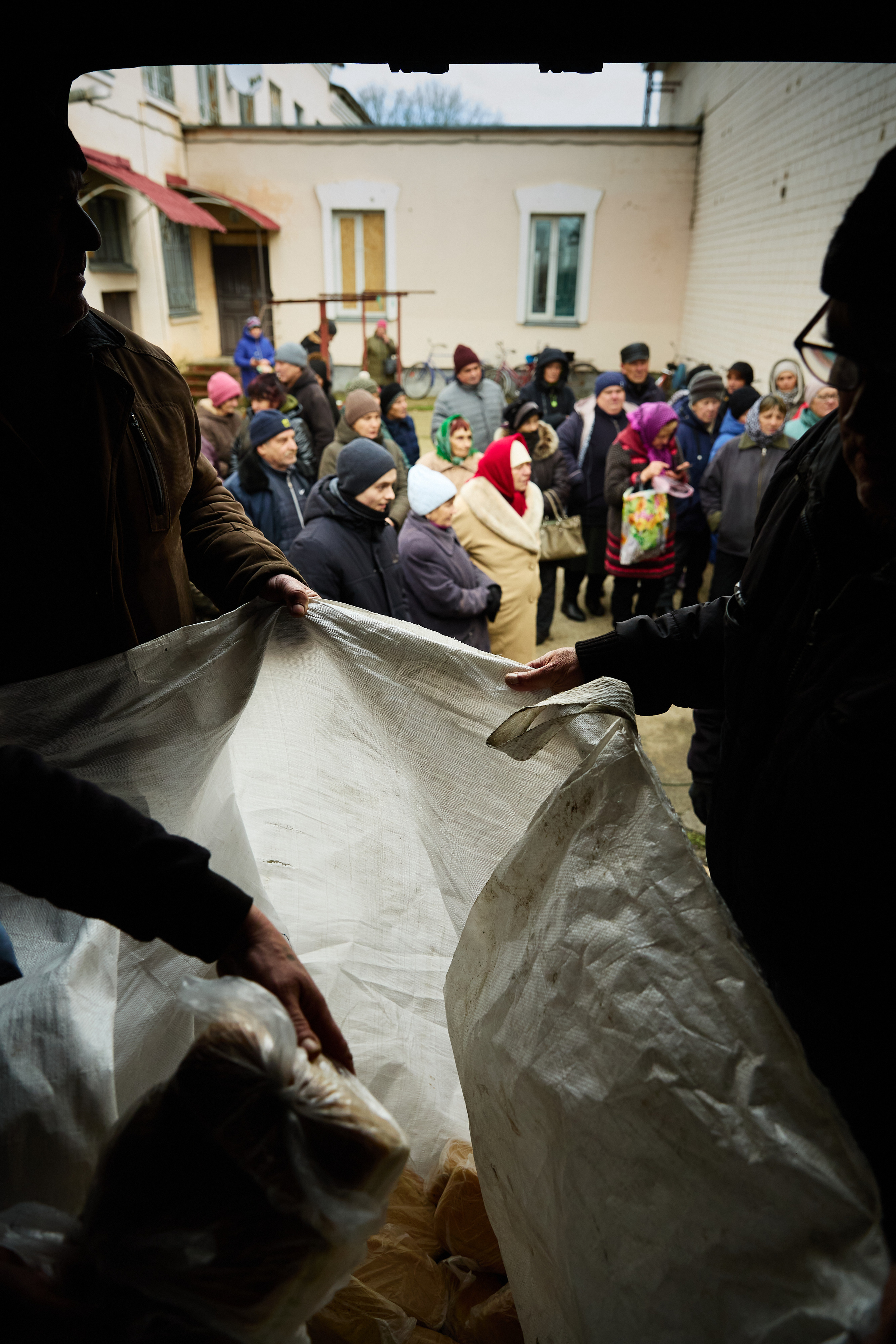 Високопілля. Херсонська область. Видача гуманітарної допомоги