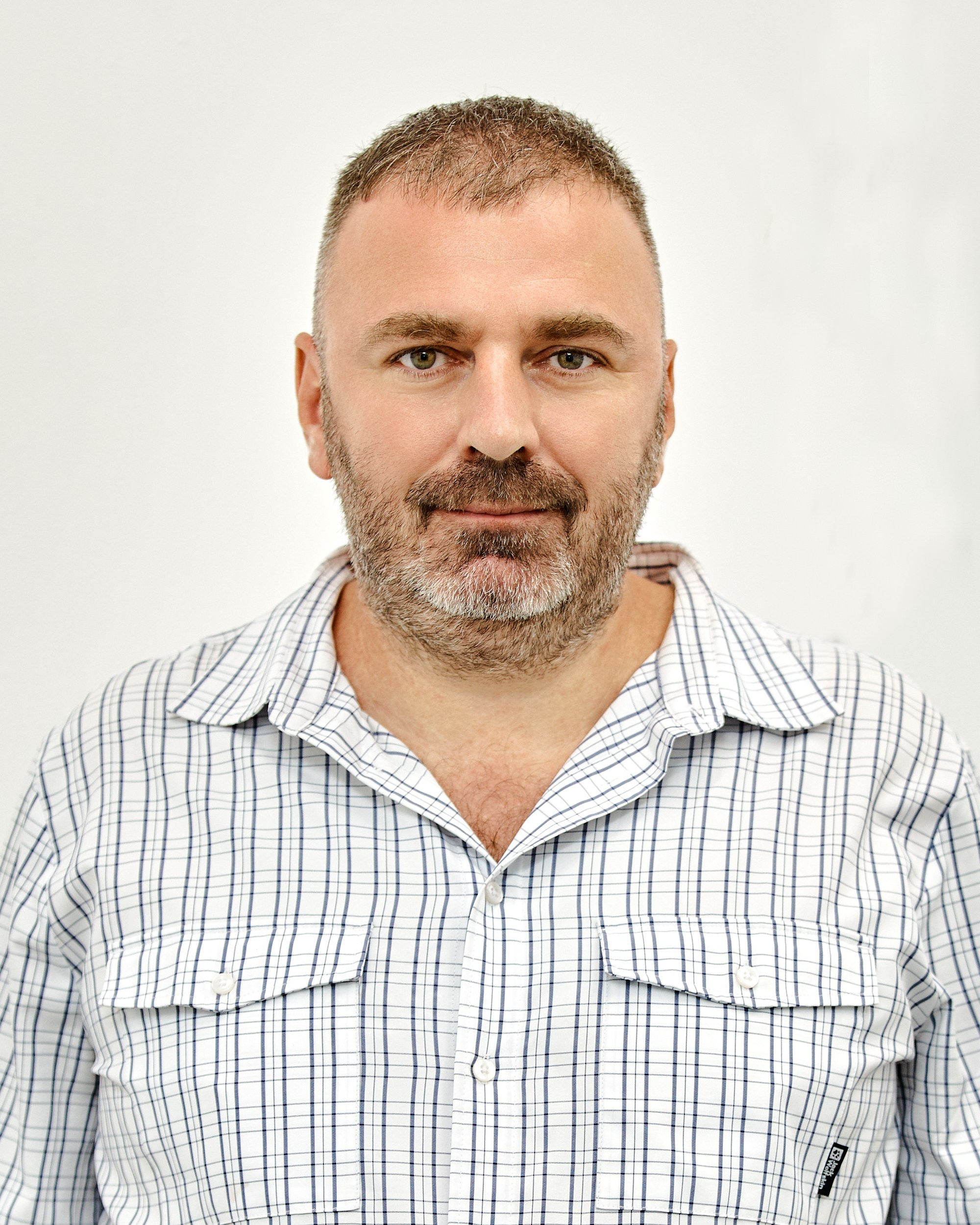 Бизнес портреты для сайта компании на белом фоне