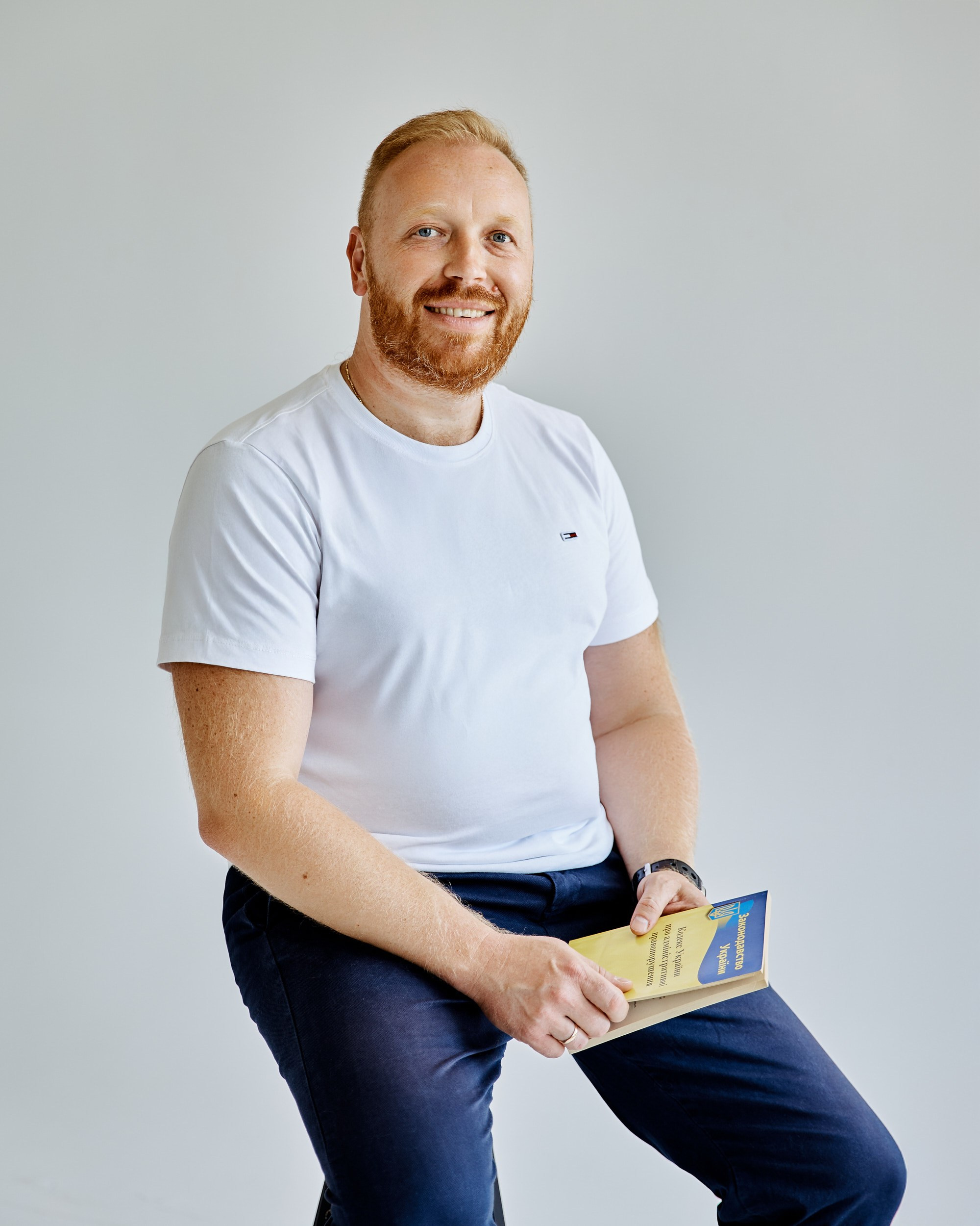 Бизнес портреты для сайта компании на белом фоне