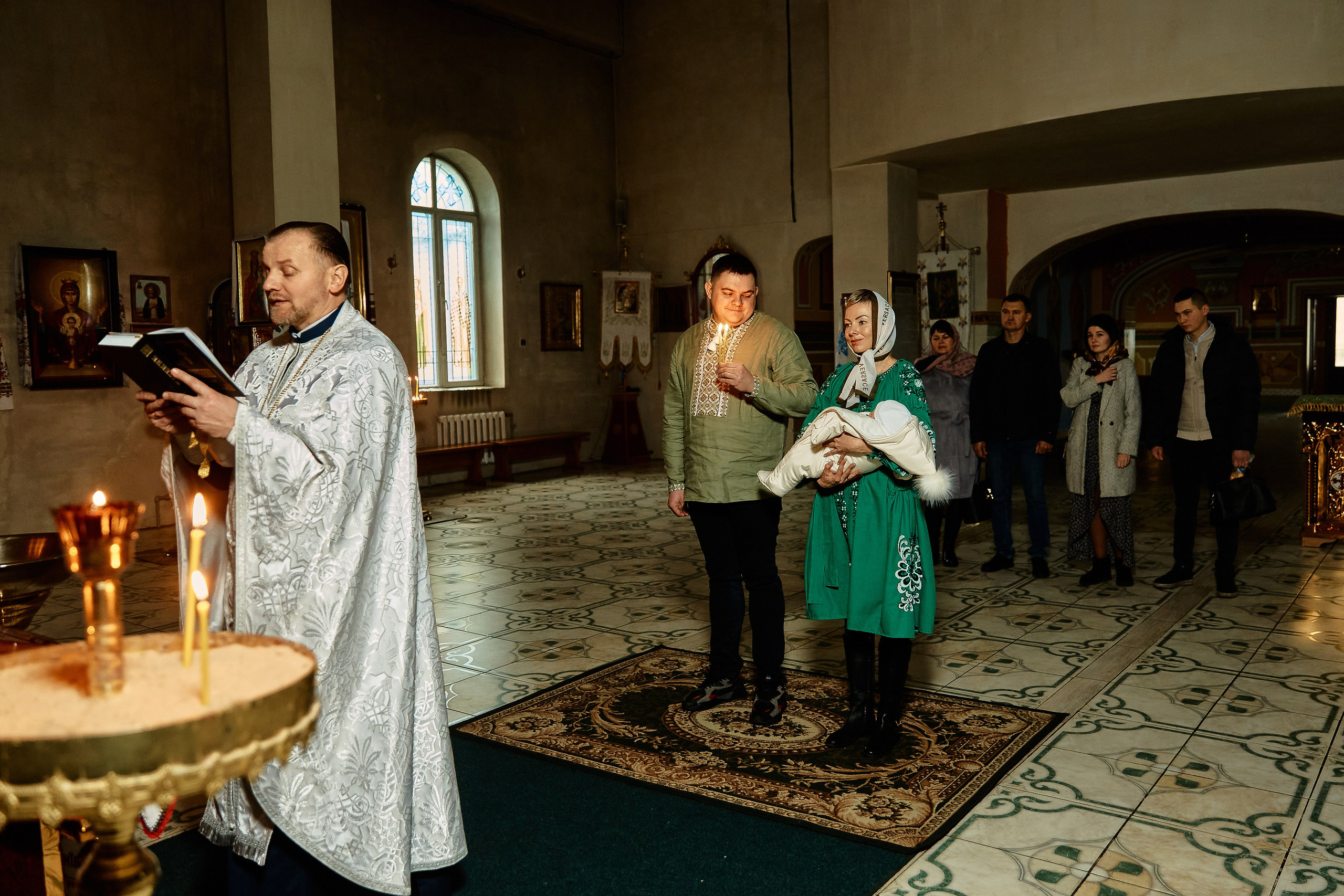 Зйомка хрестин у Дніпрі. Найкращі моменти цього таїнства