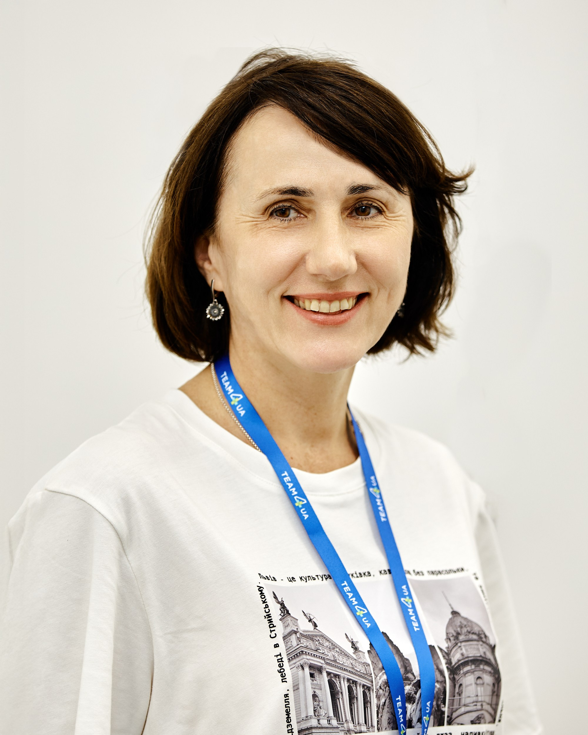 Бизнес портреты для сайта компании на белом фоне