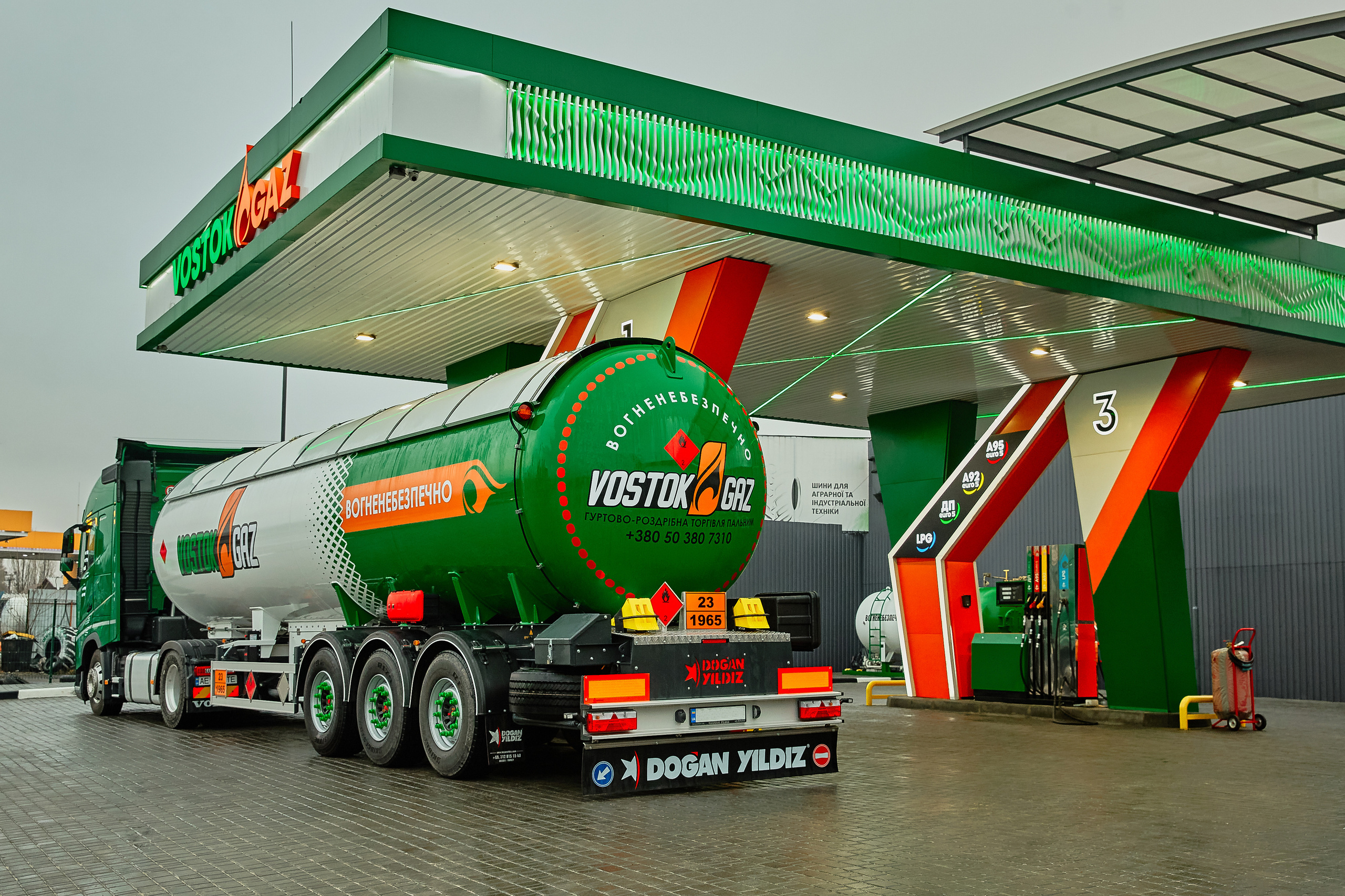 Фотосессия брендированного бензовоза для сети АЗС «Восток Газ»