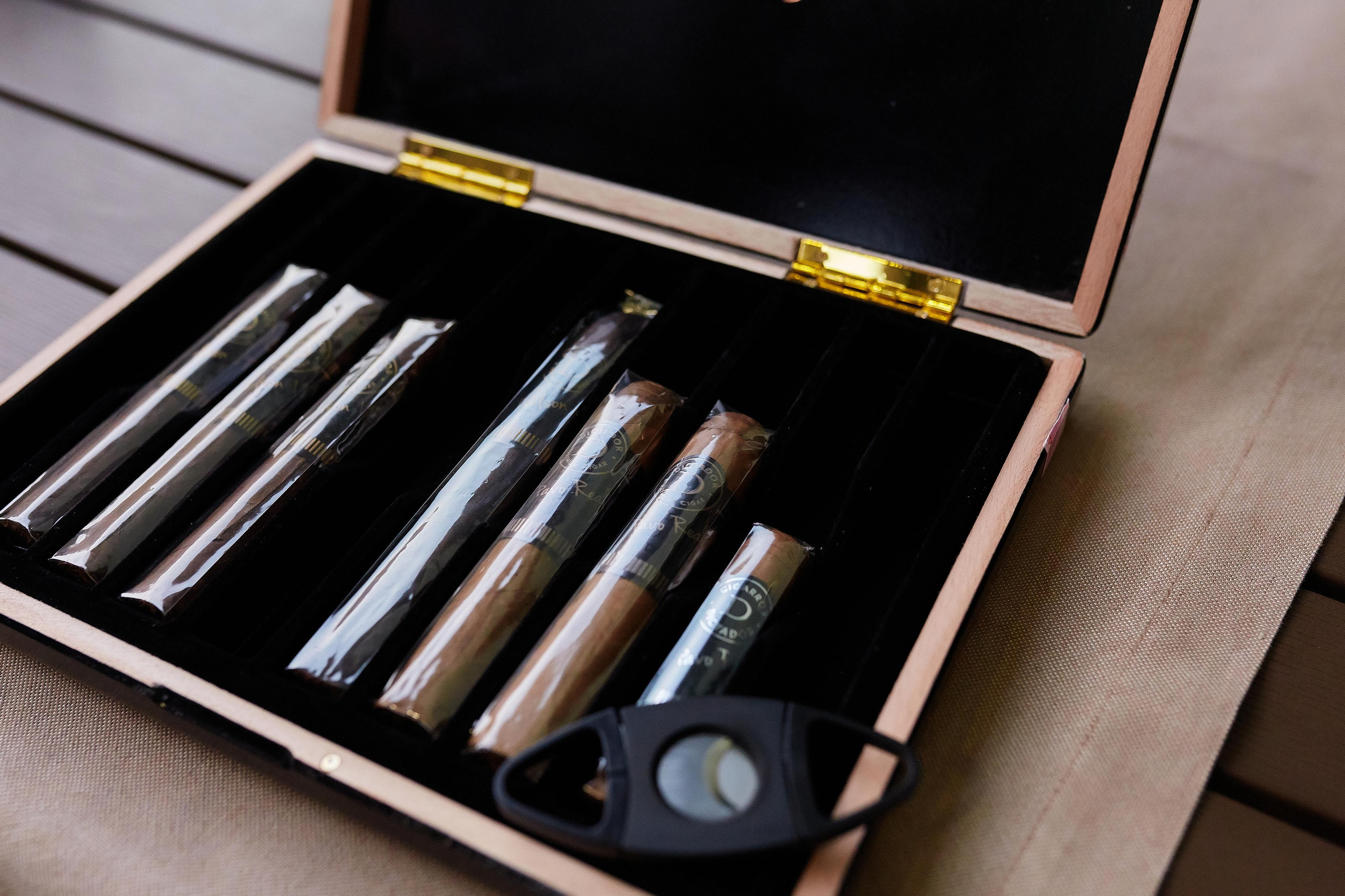 Фотосессія У Ресторані. Сигарна Вечірка