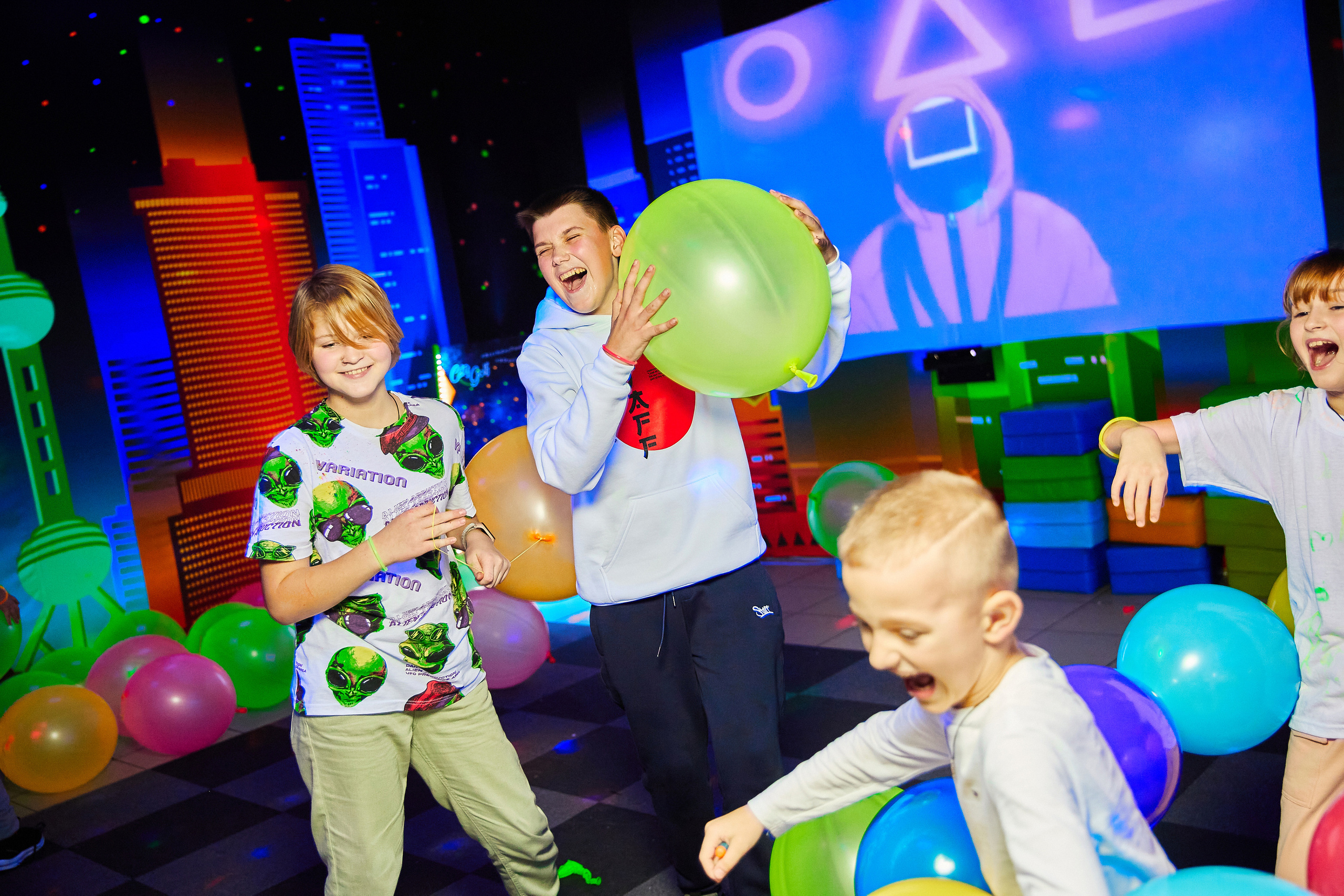 Фотограф на дитячий день народження у Дніпрі - неоновий клуб City Golf