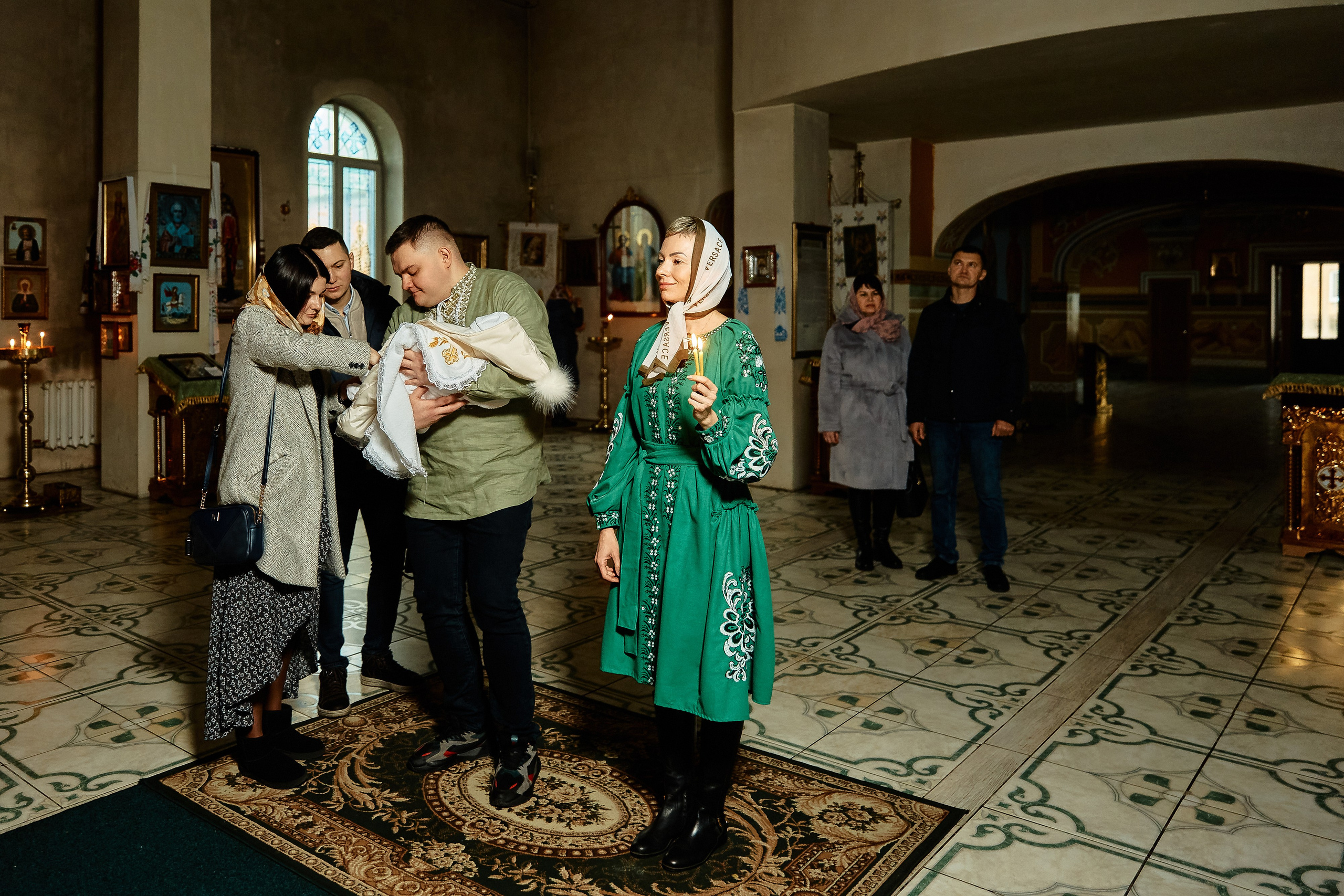 Зйомка хрестин у Дніпрі. Найкращі моменти цього таїнства