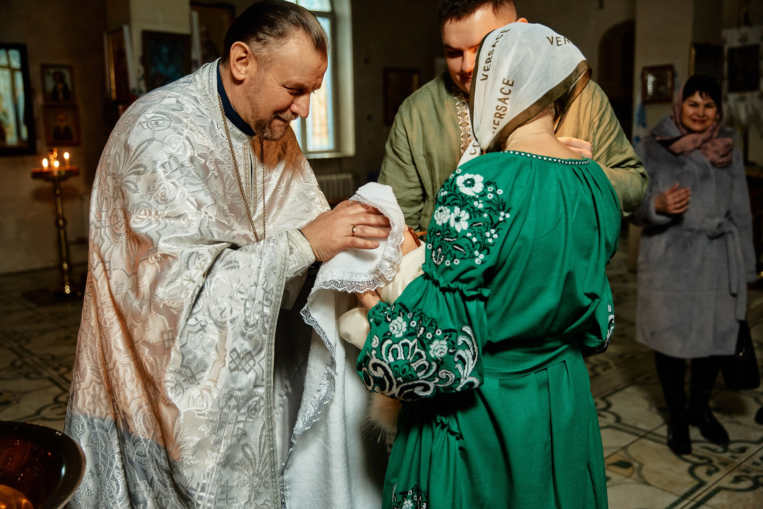 Зйомка хрестин у Дніпрі. Найкращі моменти цього таїнства