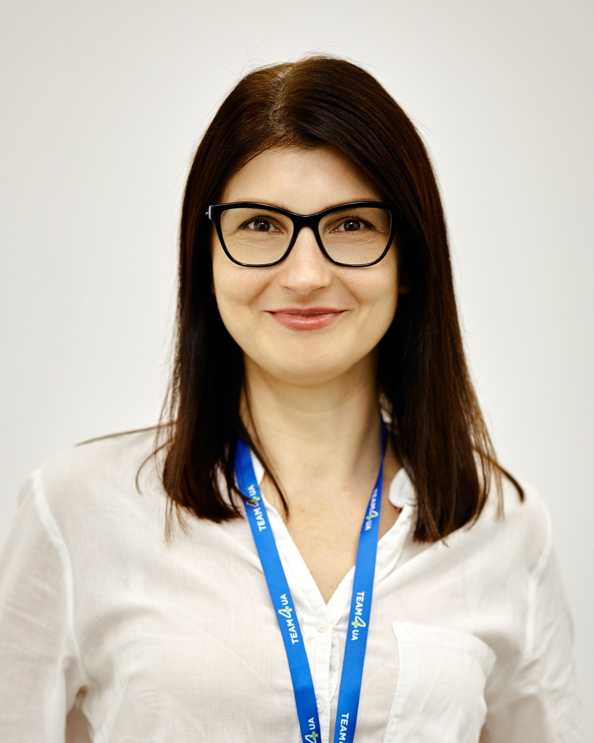 Бизнес портреты для сайта компании на белом фоне