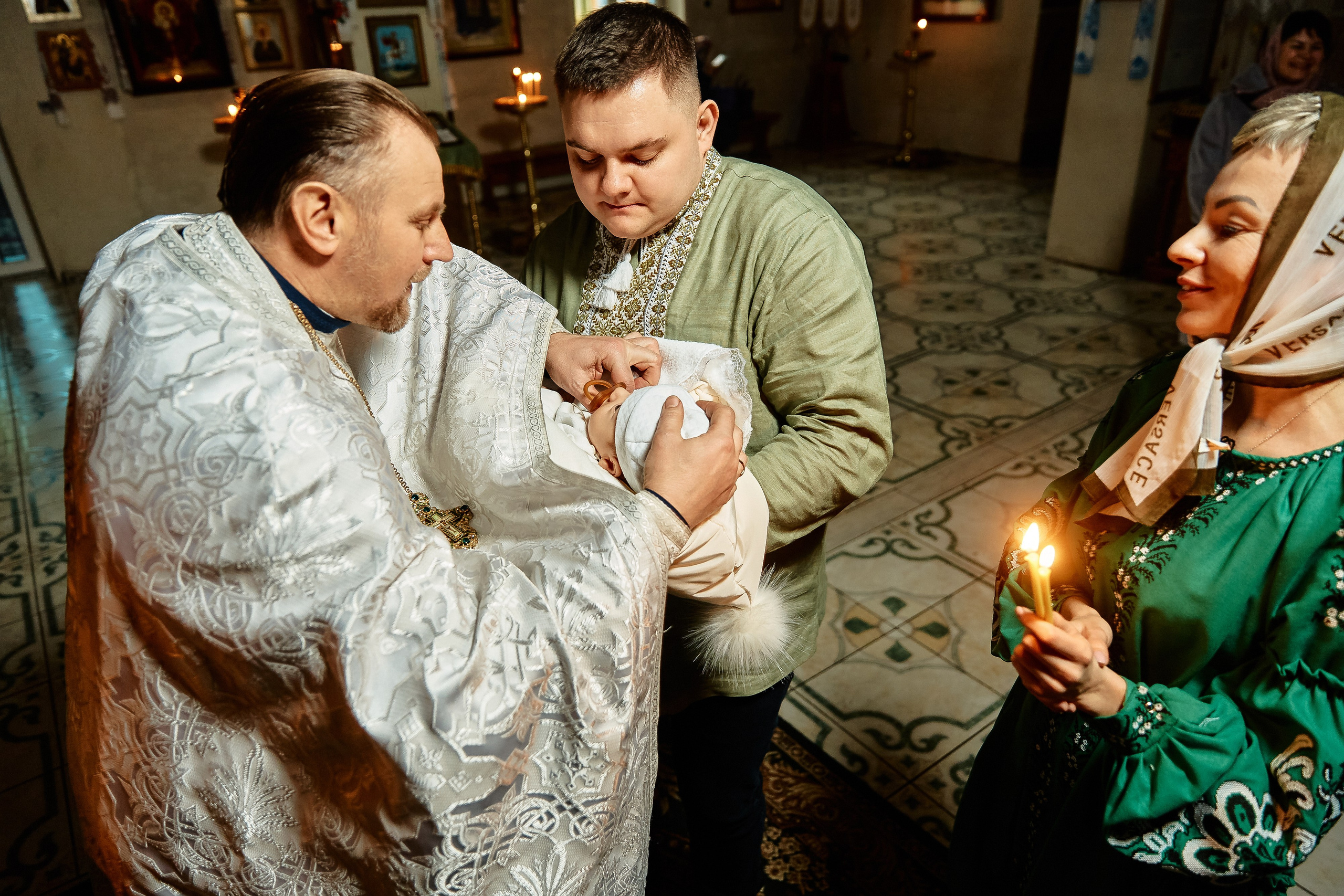 Зйомка хрестин у Дніпрі. Найкращі моменти цього таїнства