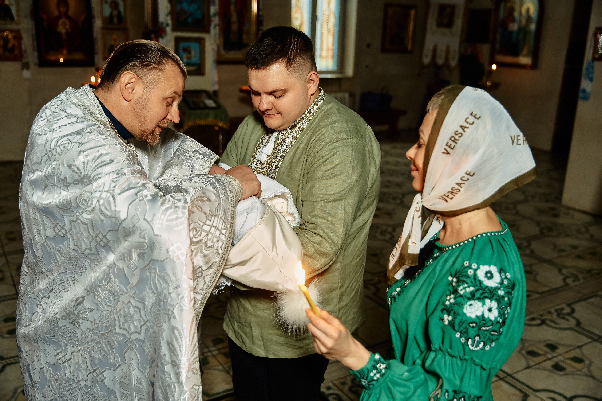 Зйомка хрестин у Дніпрі. Найкращі моменти цього таїнства