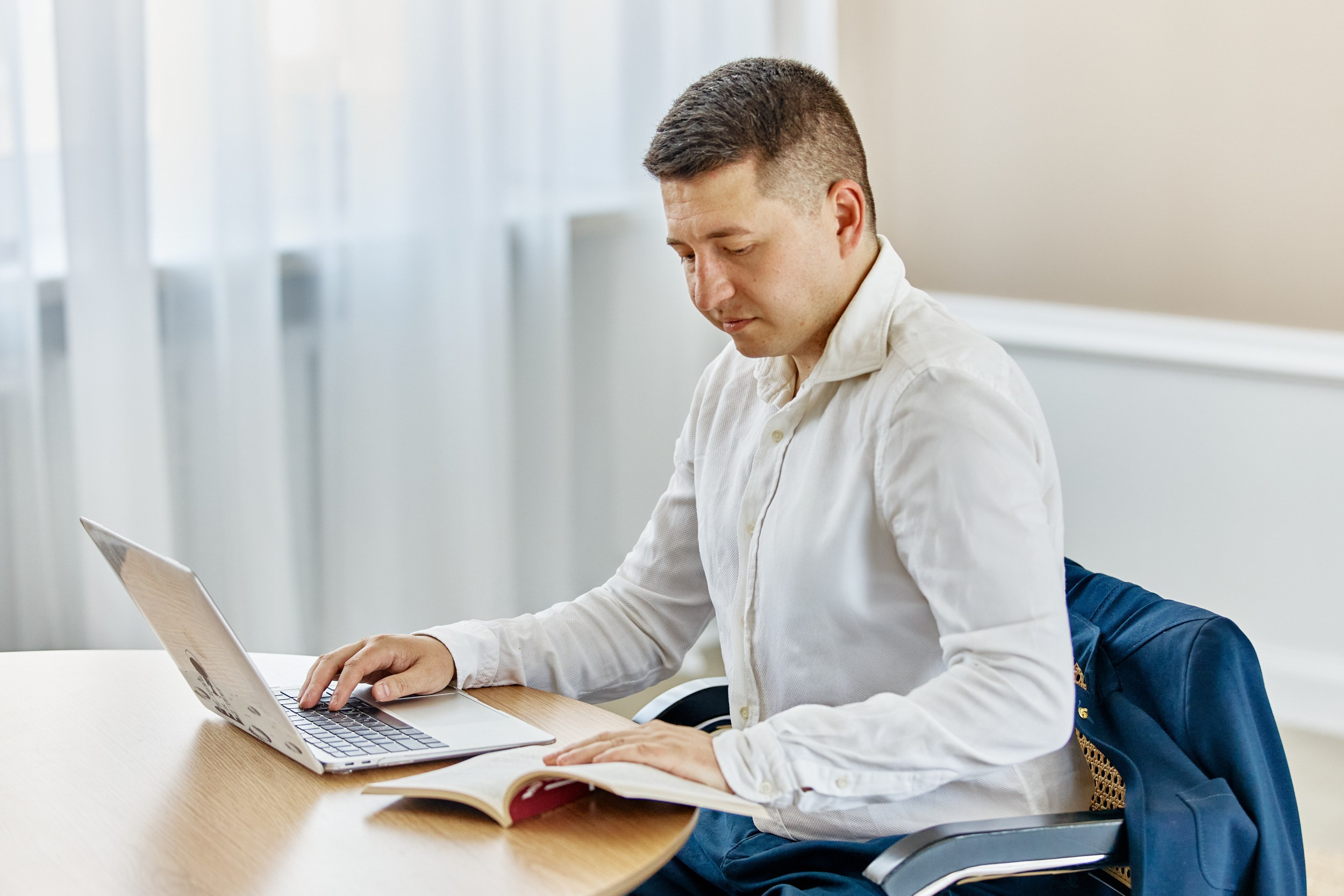 Бизнес портреты для сайта компании на белом фоне